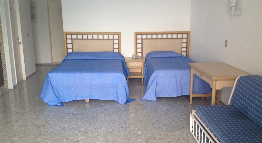 Habitación Cuádruple Estándar con Vista Parcial del Mar