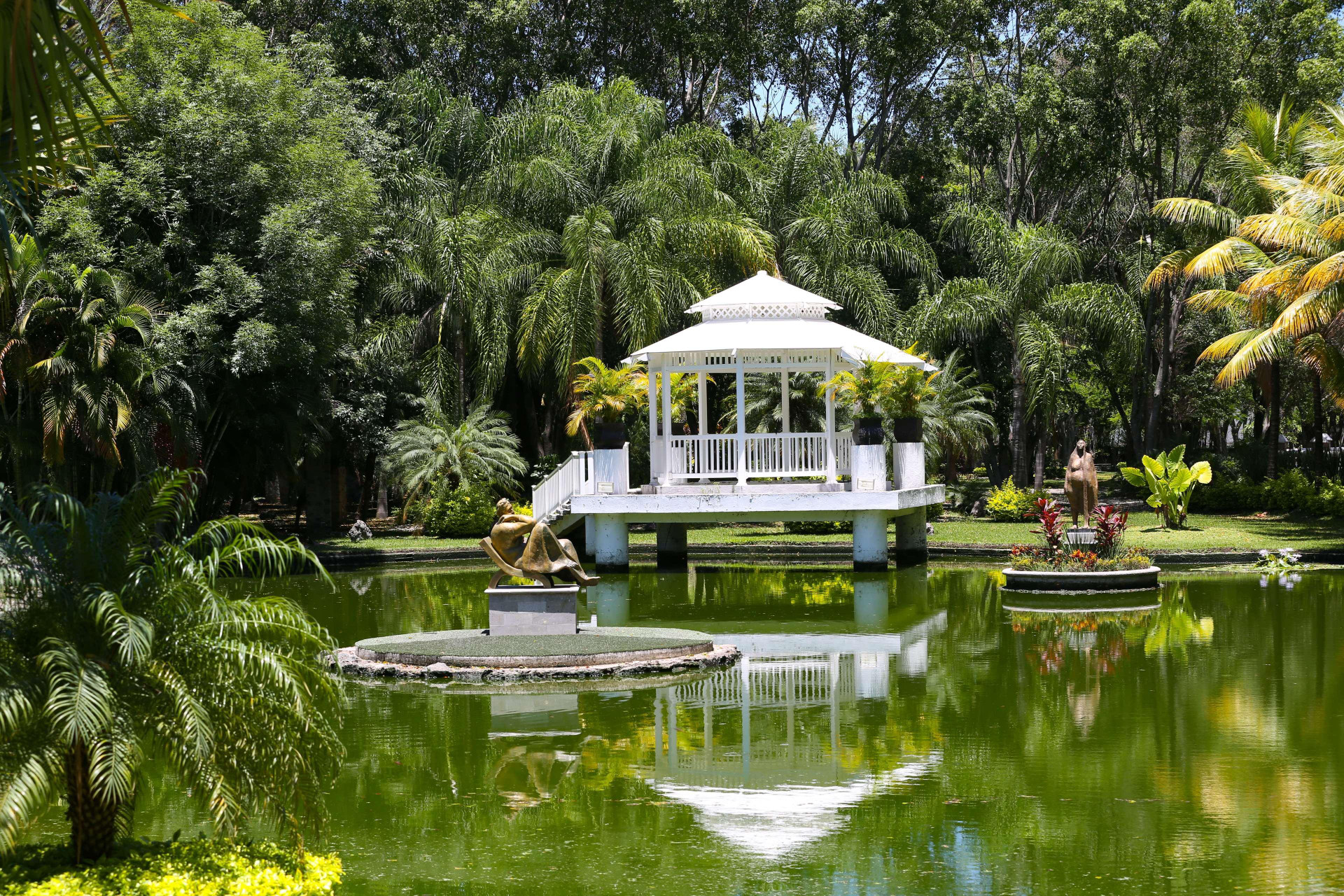 image-housing-carousel
