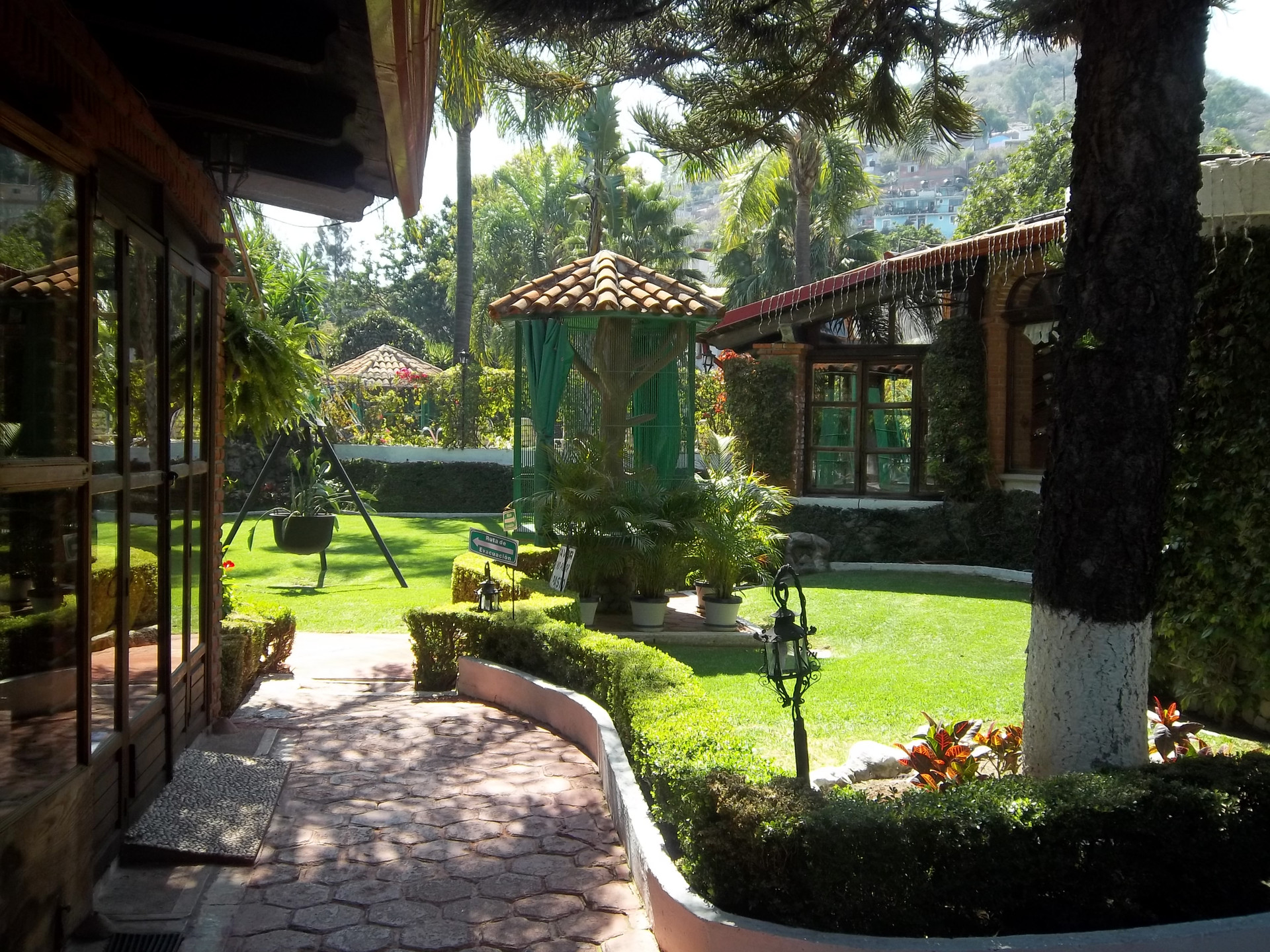image-housing-carousel