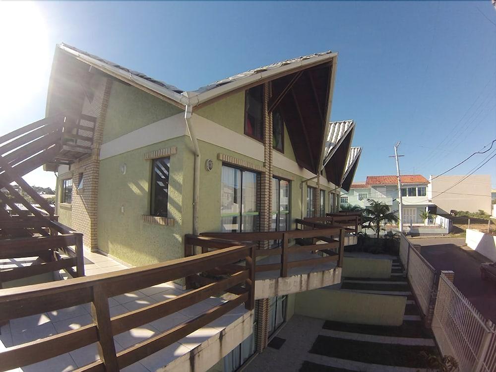 image-housing-carousel