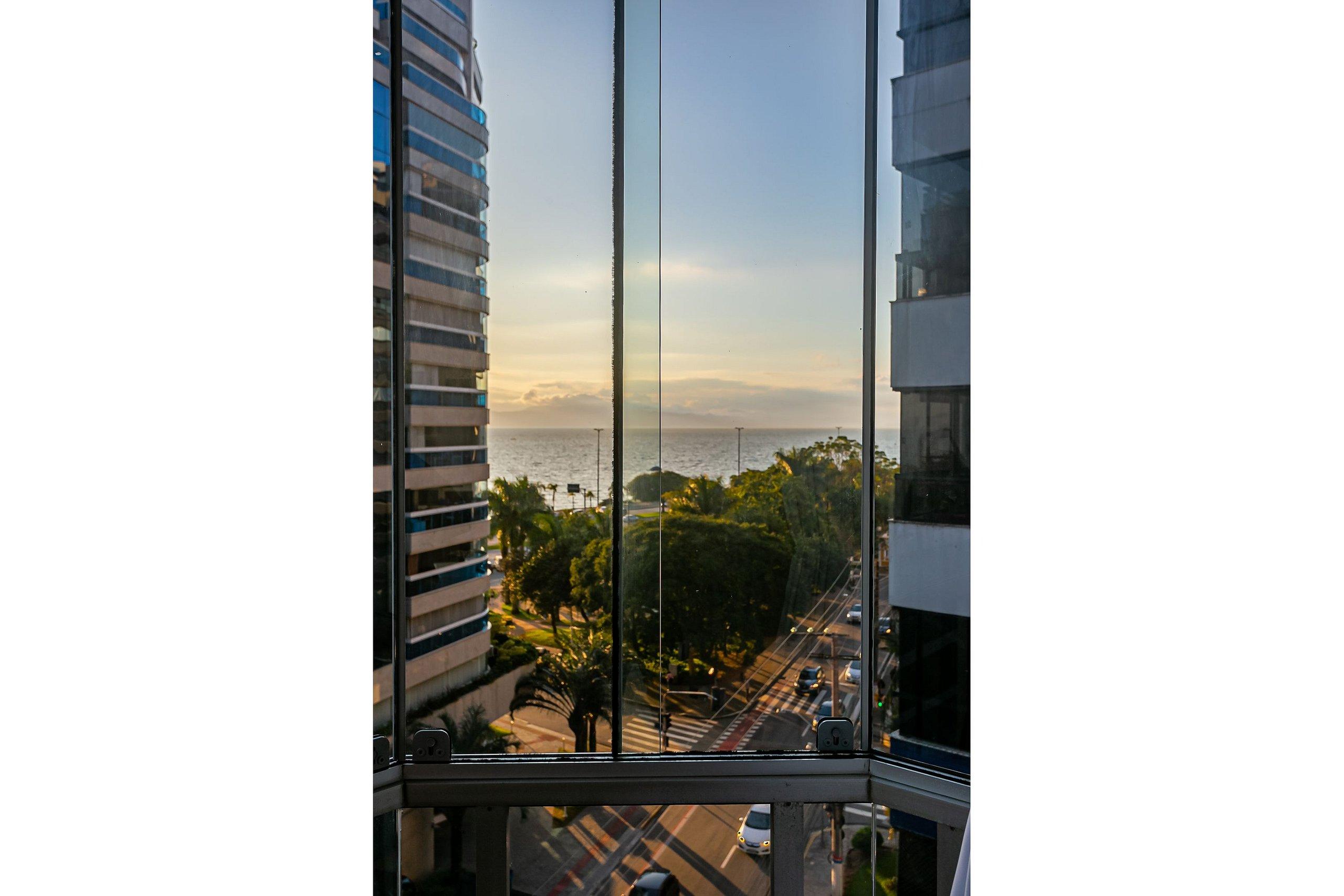 image-housing-carousel