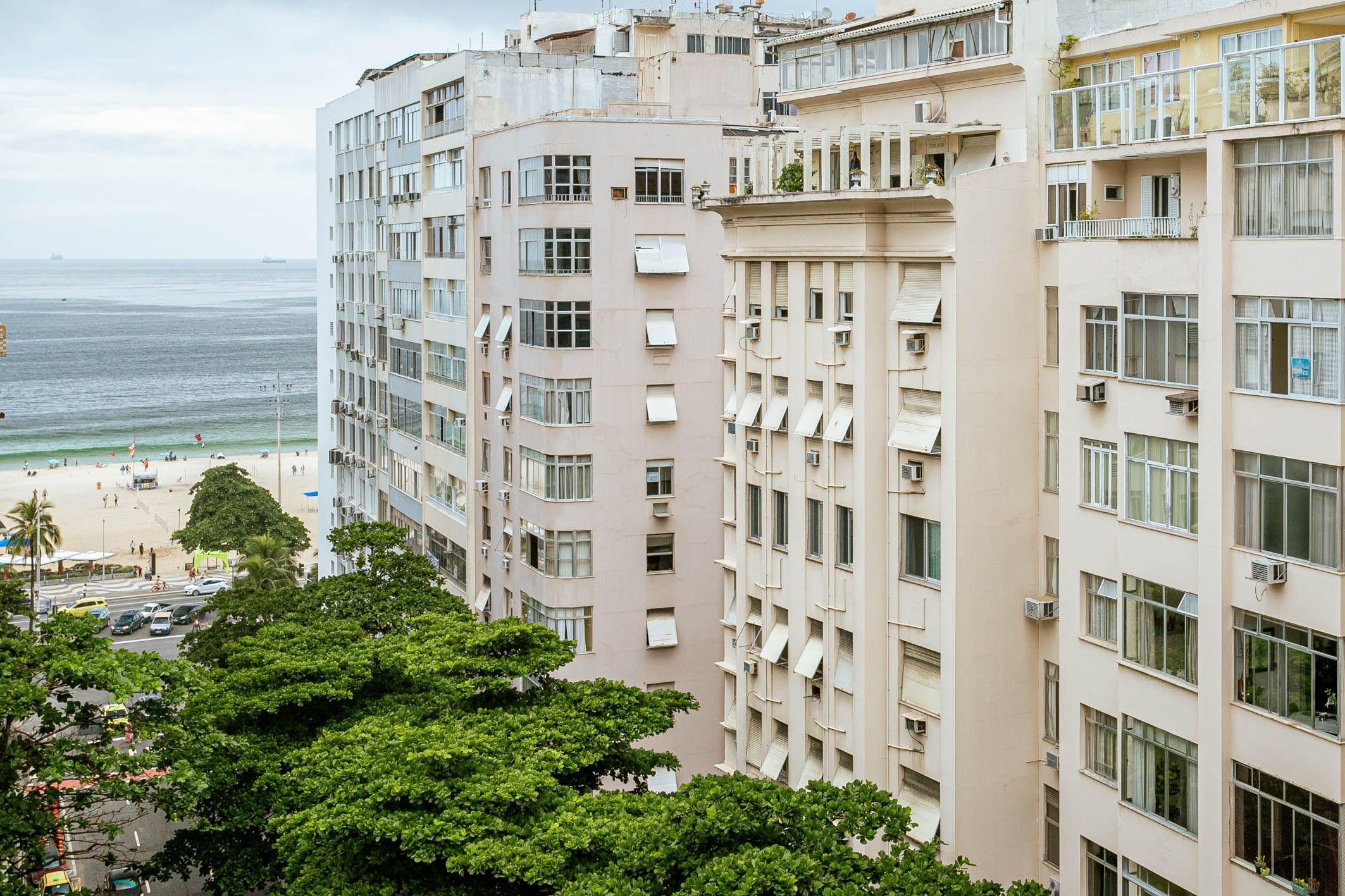 image-housing-carousel