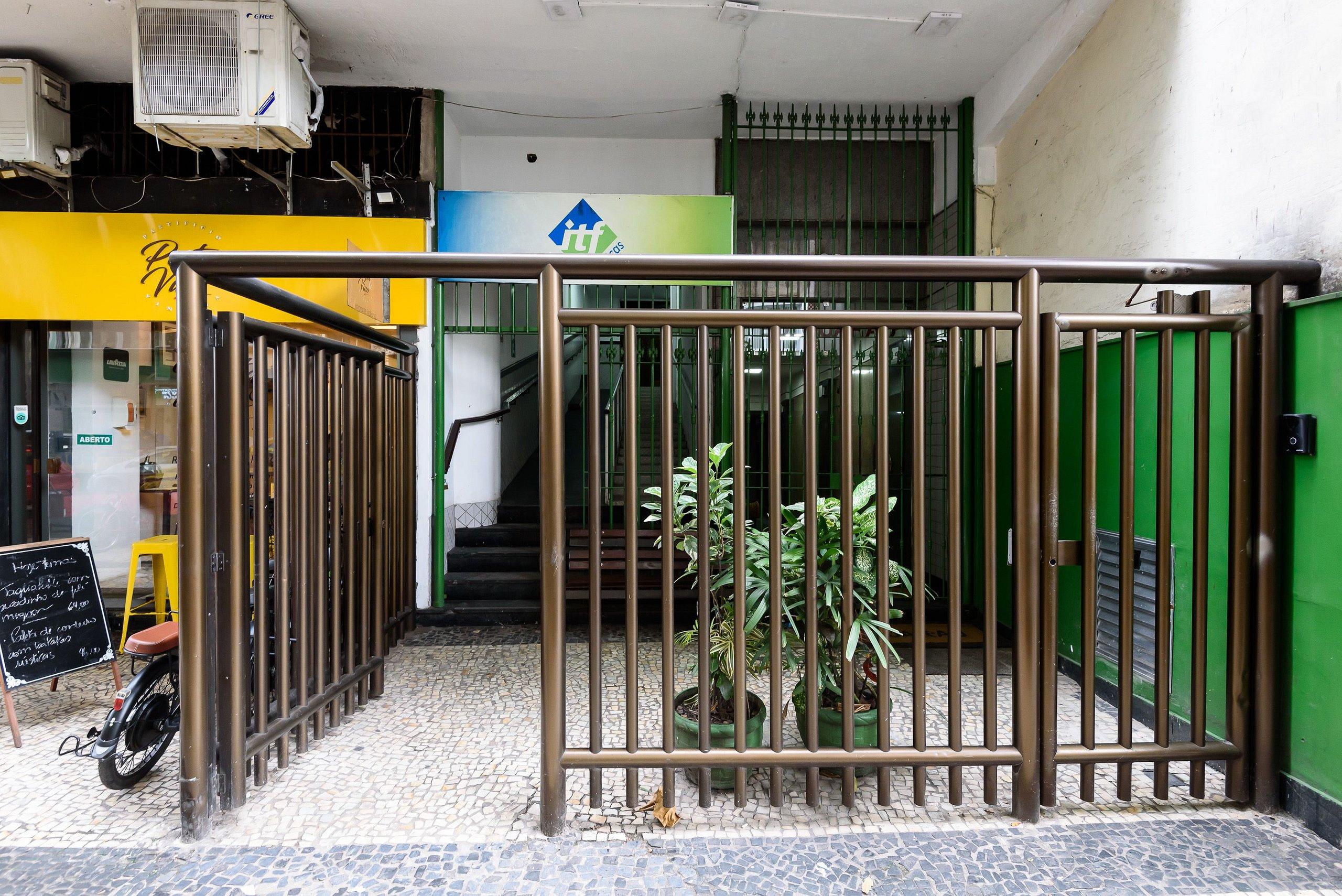 image-housing-carousel