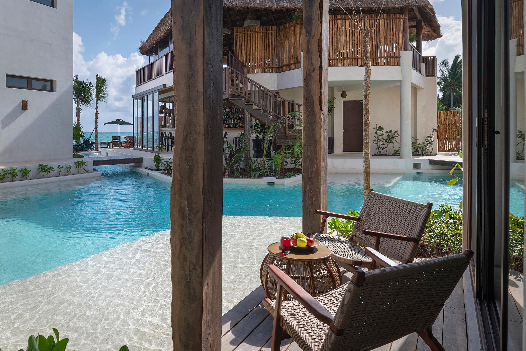 Deluxe Swim-up King