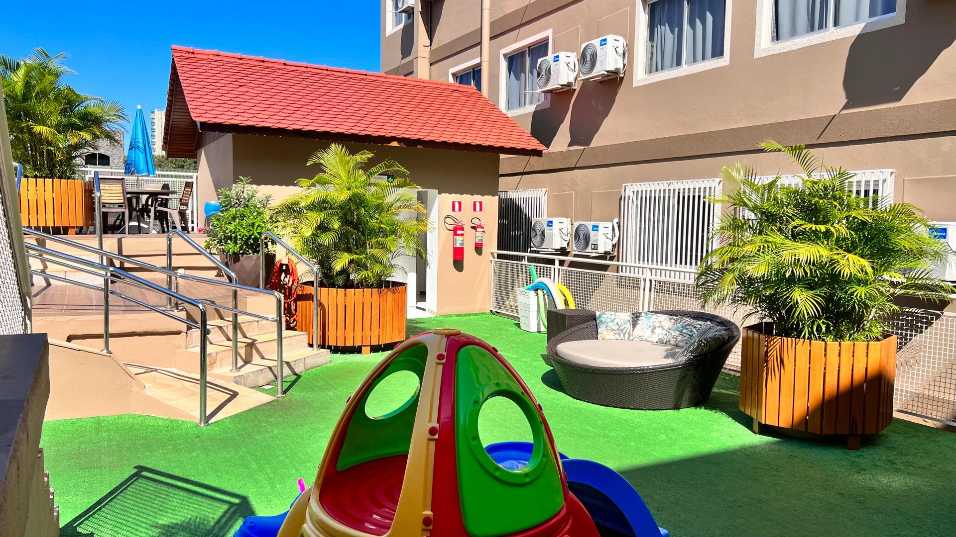 image-housing-carousel