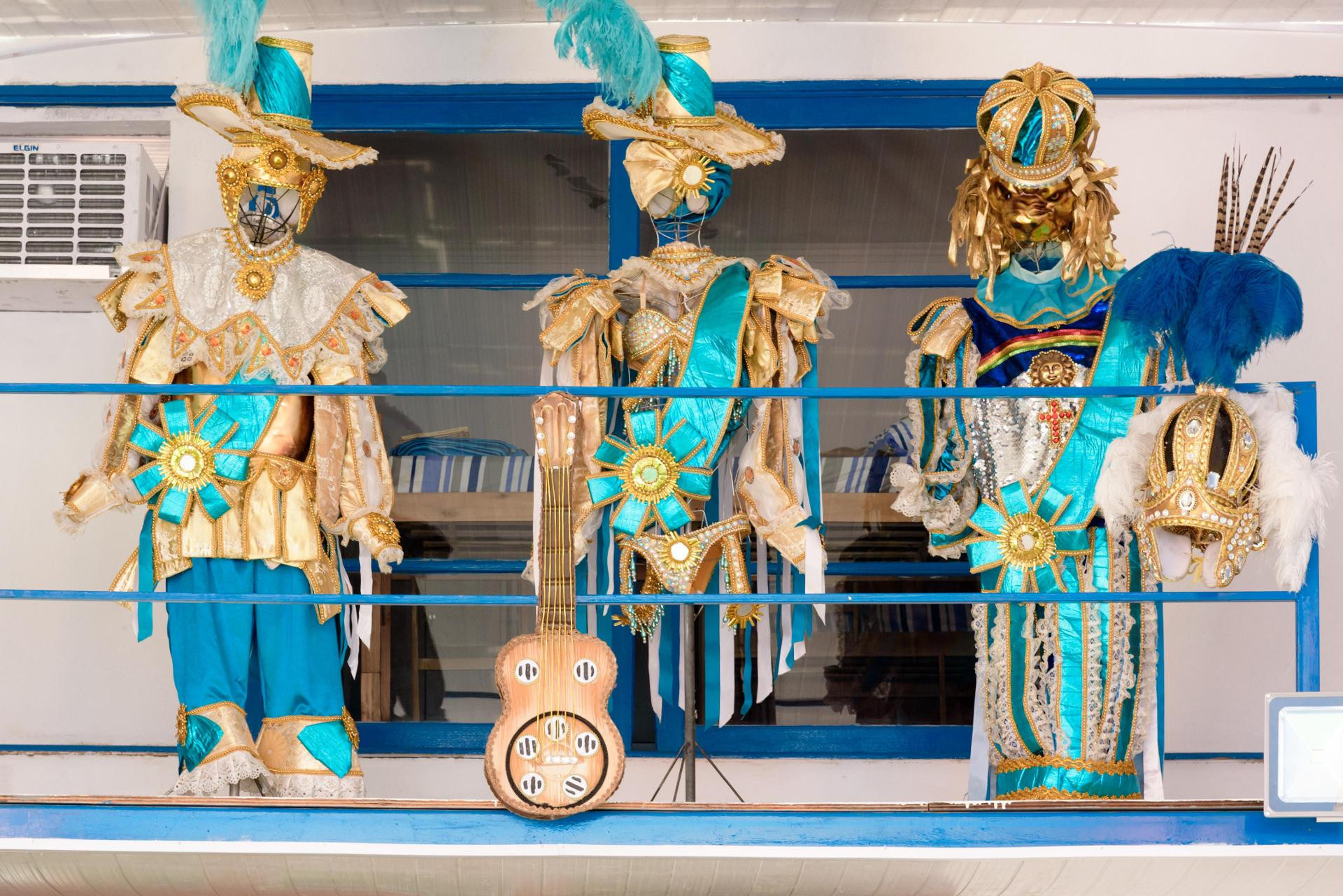 image-housing-carousel