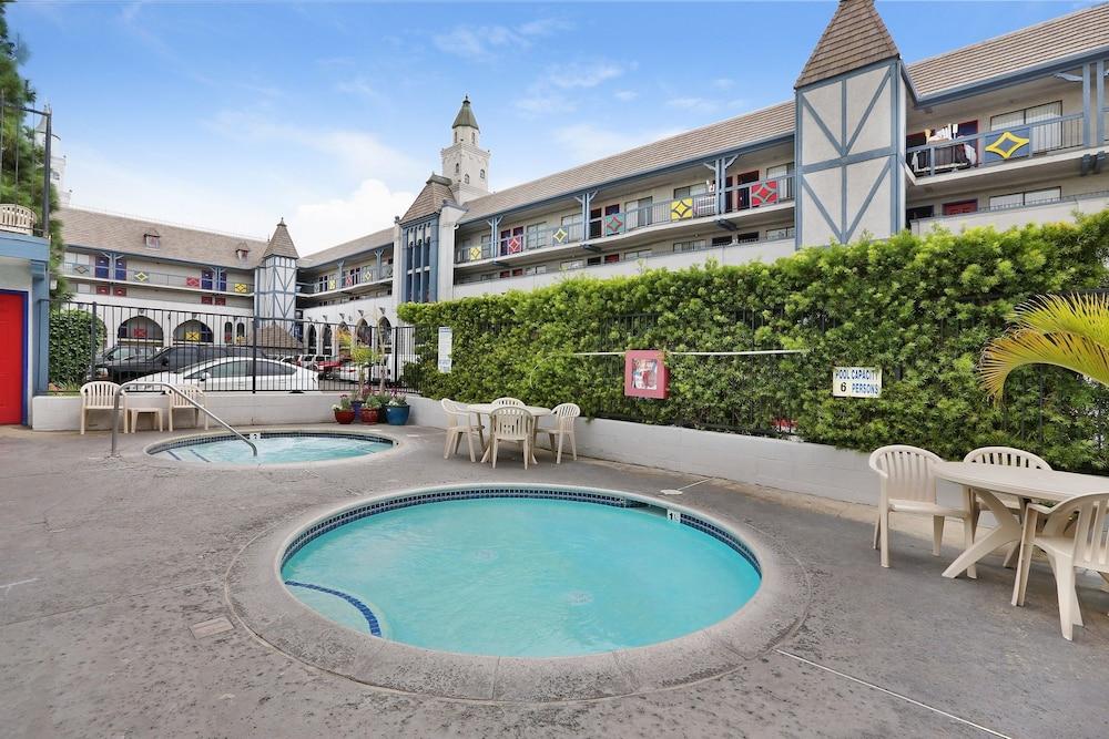 image-housing-carousel