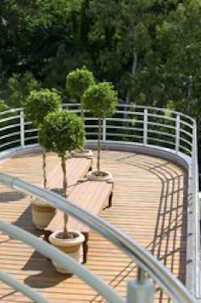 image-housing-carousel
