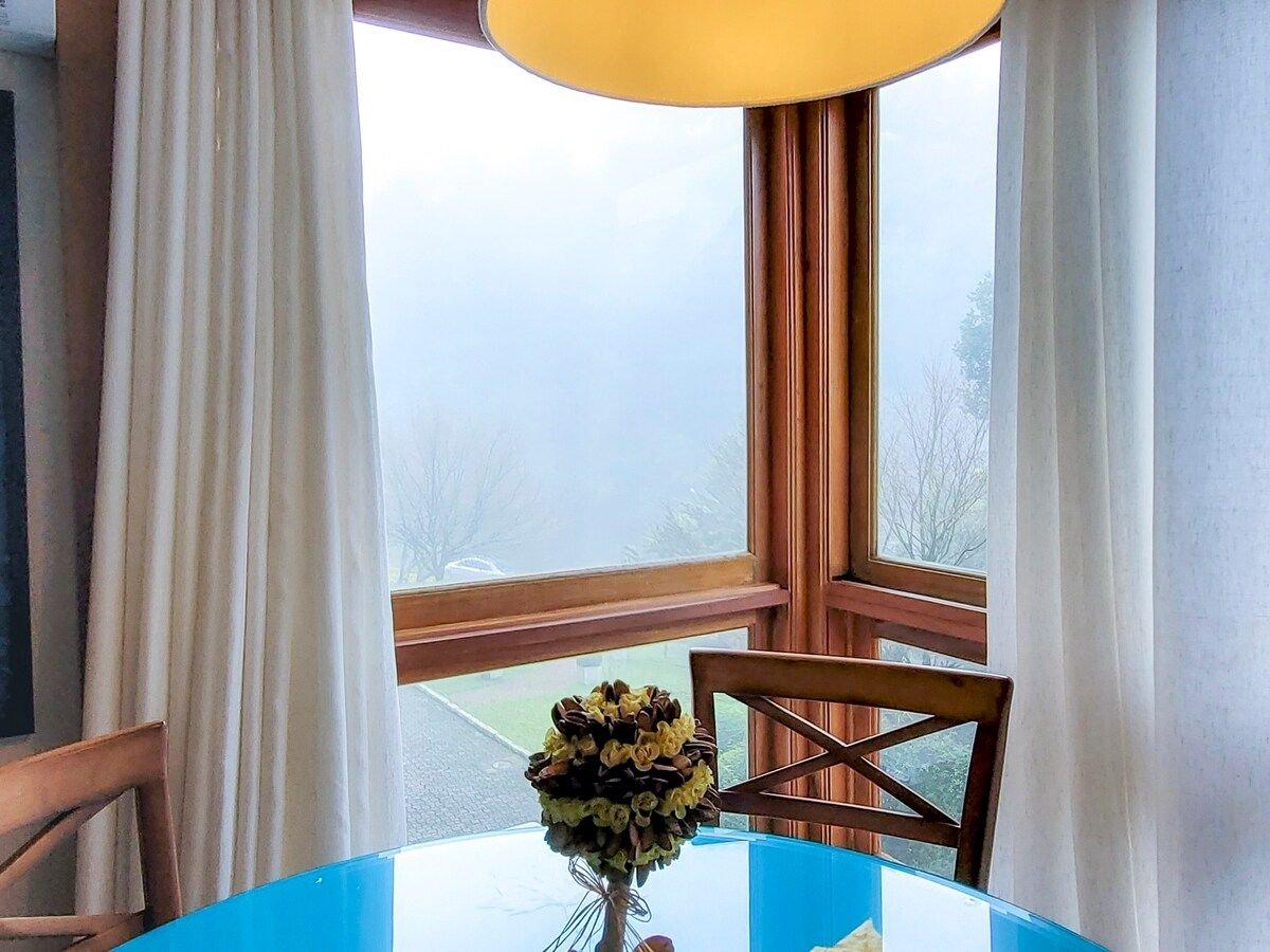 image-housing-carousel