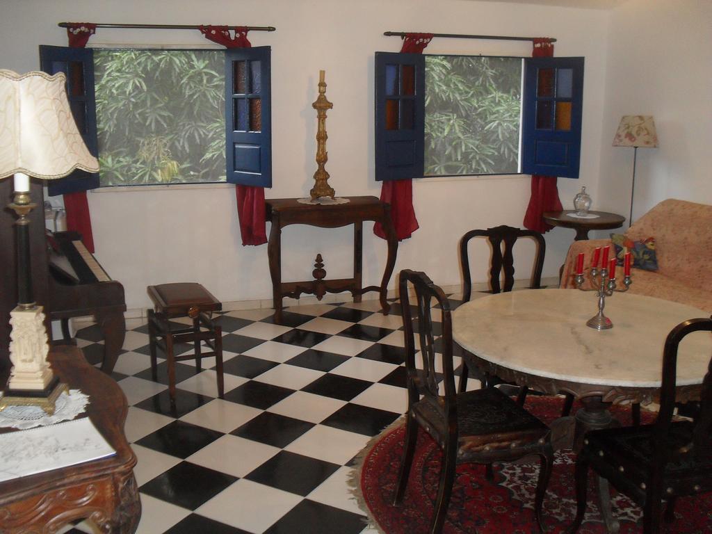 image-housing-carousel