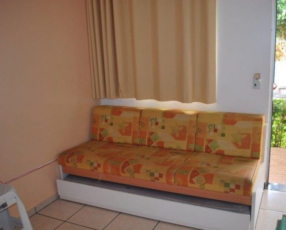 image-housing-carousel
