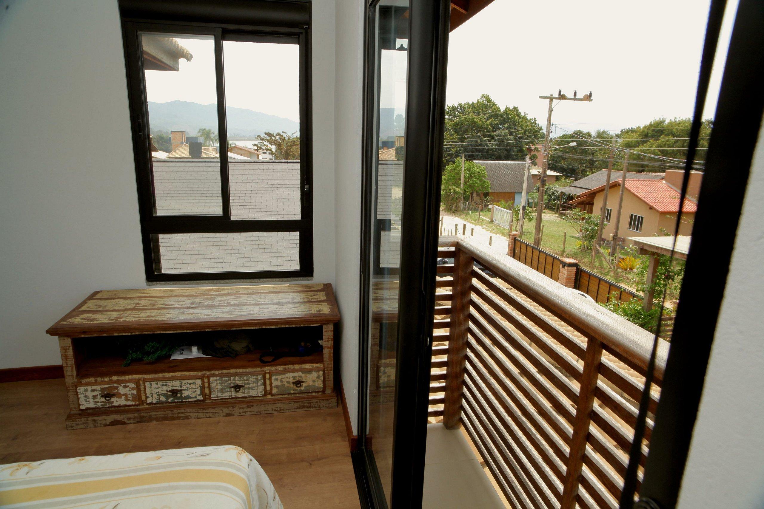 image-housing-carousel