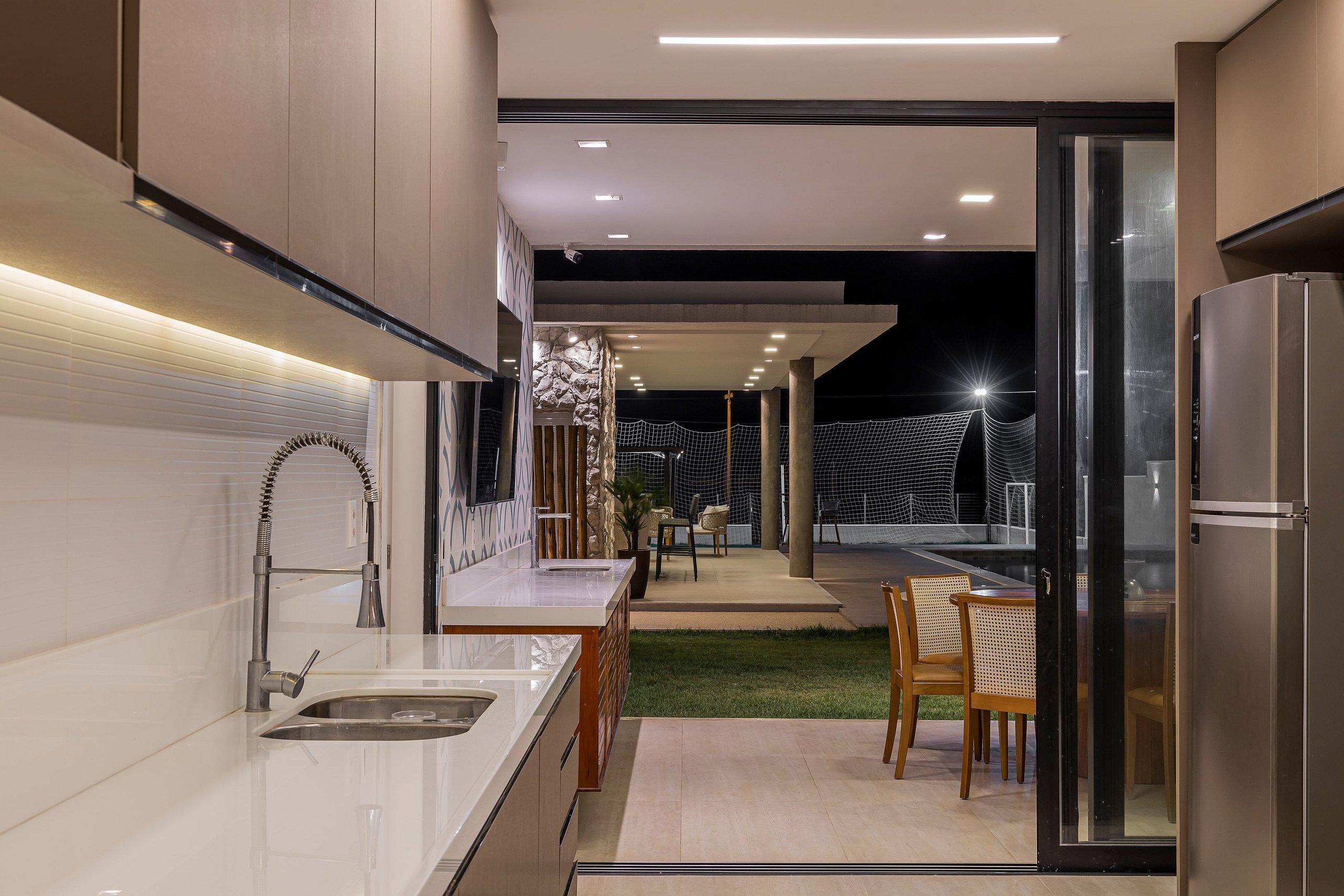 image-housing-carousel