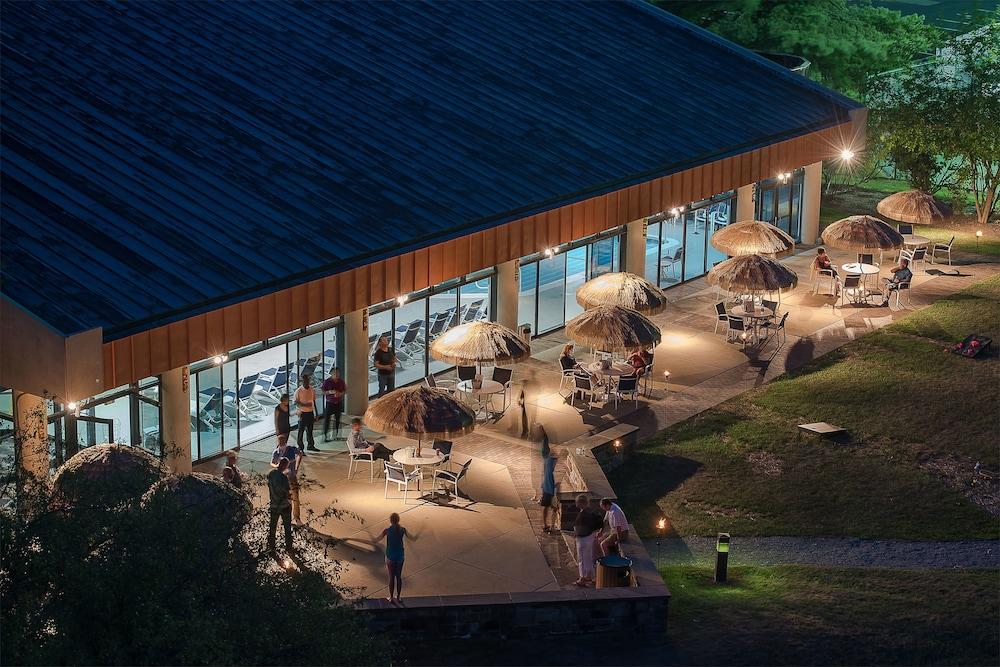 image-housing-carousel