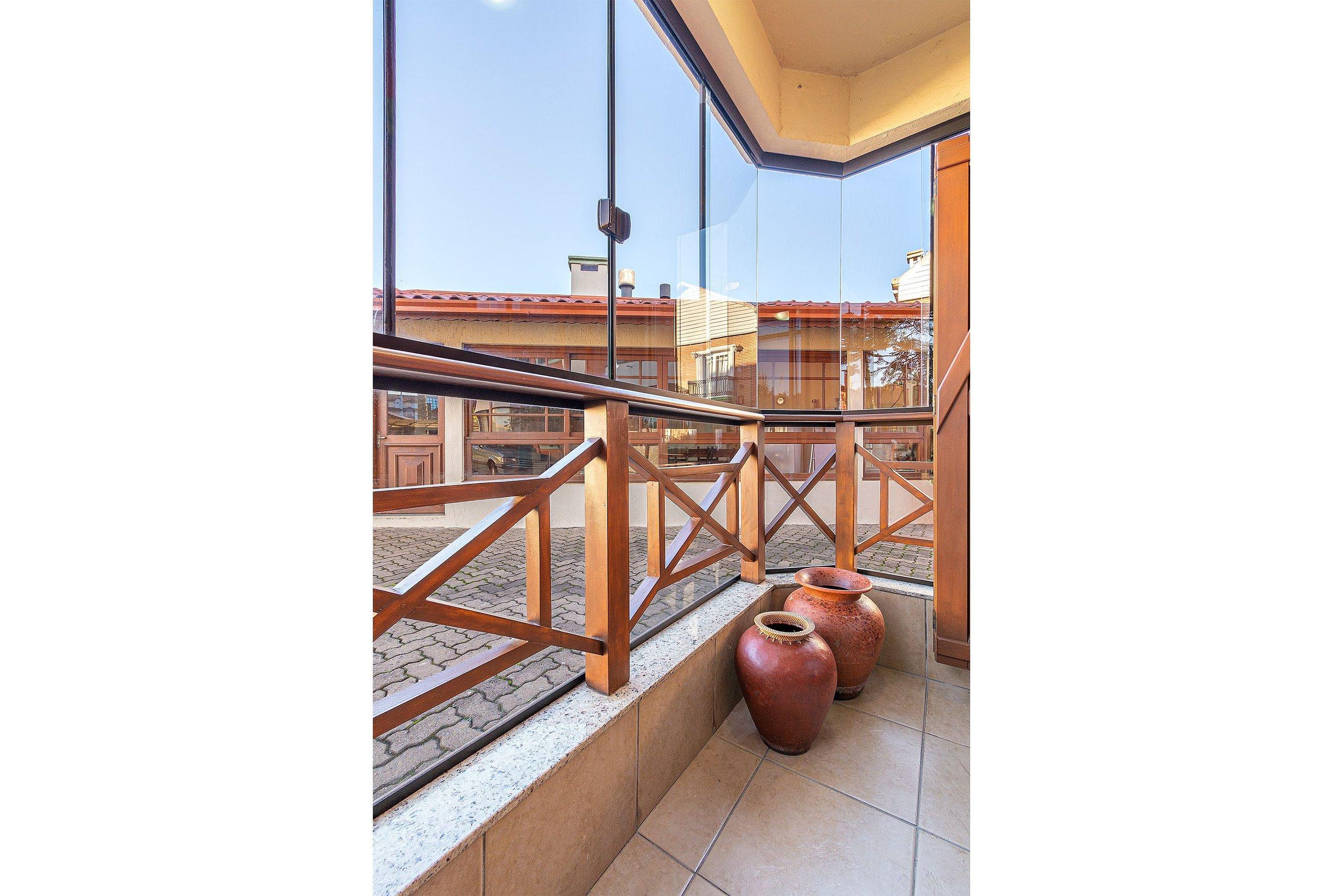 image-housing-carousel