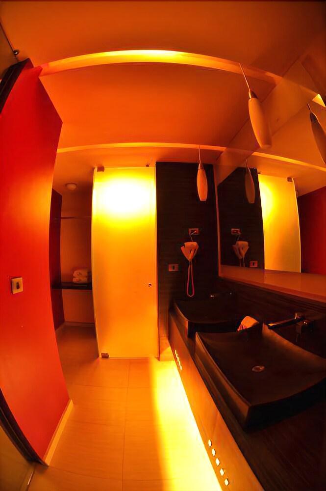 image-housing-carousel