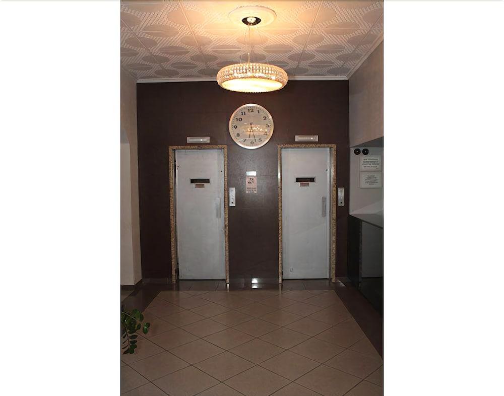 image-housing-carousel