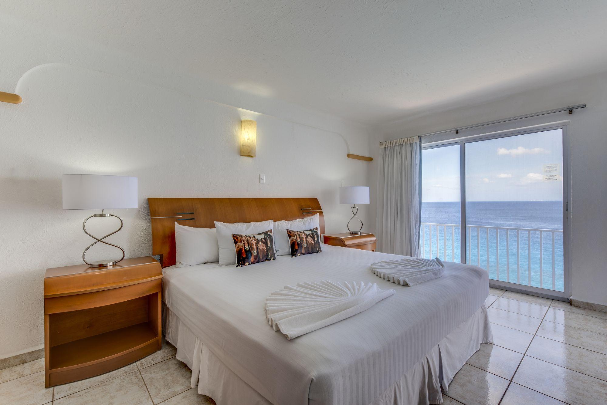 Deluxe Ocean Front -  1 king bed