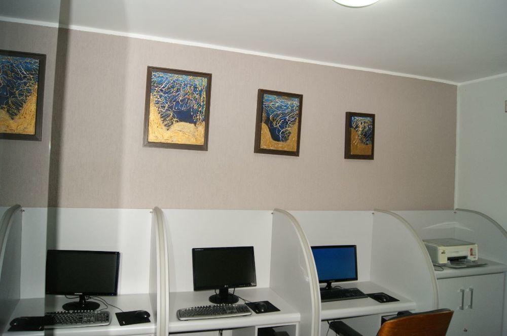 image-housing-carousel
