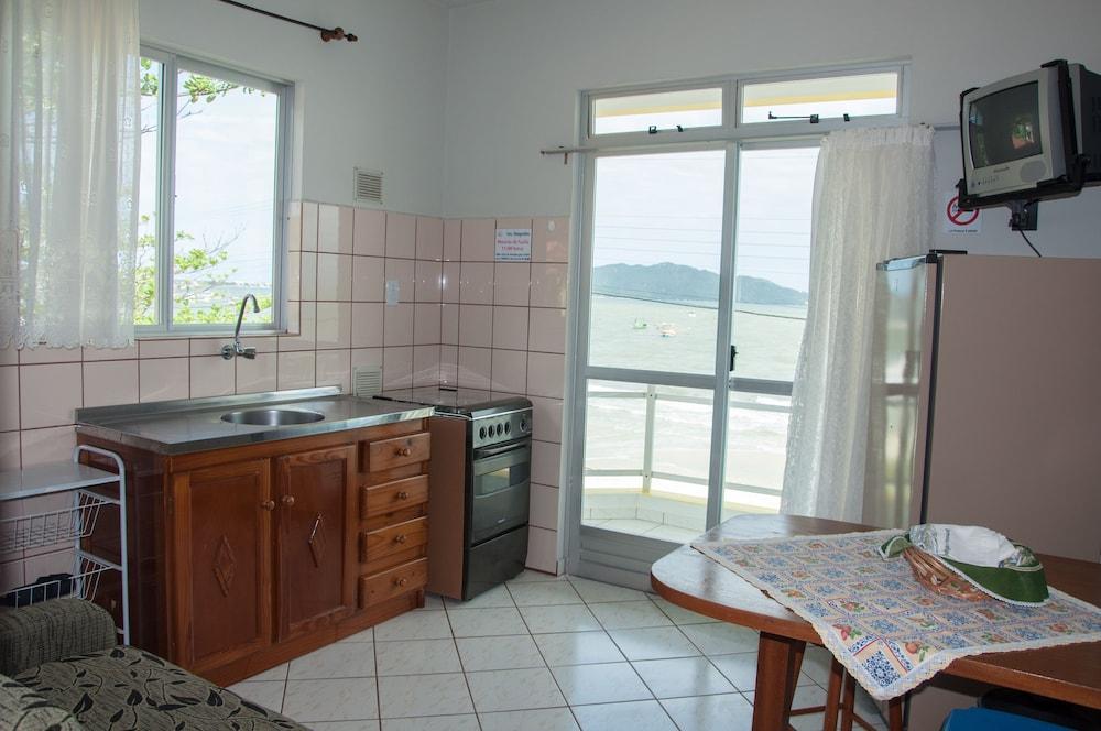 image-housing-carousel