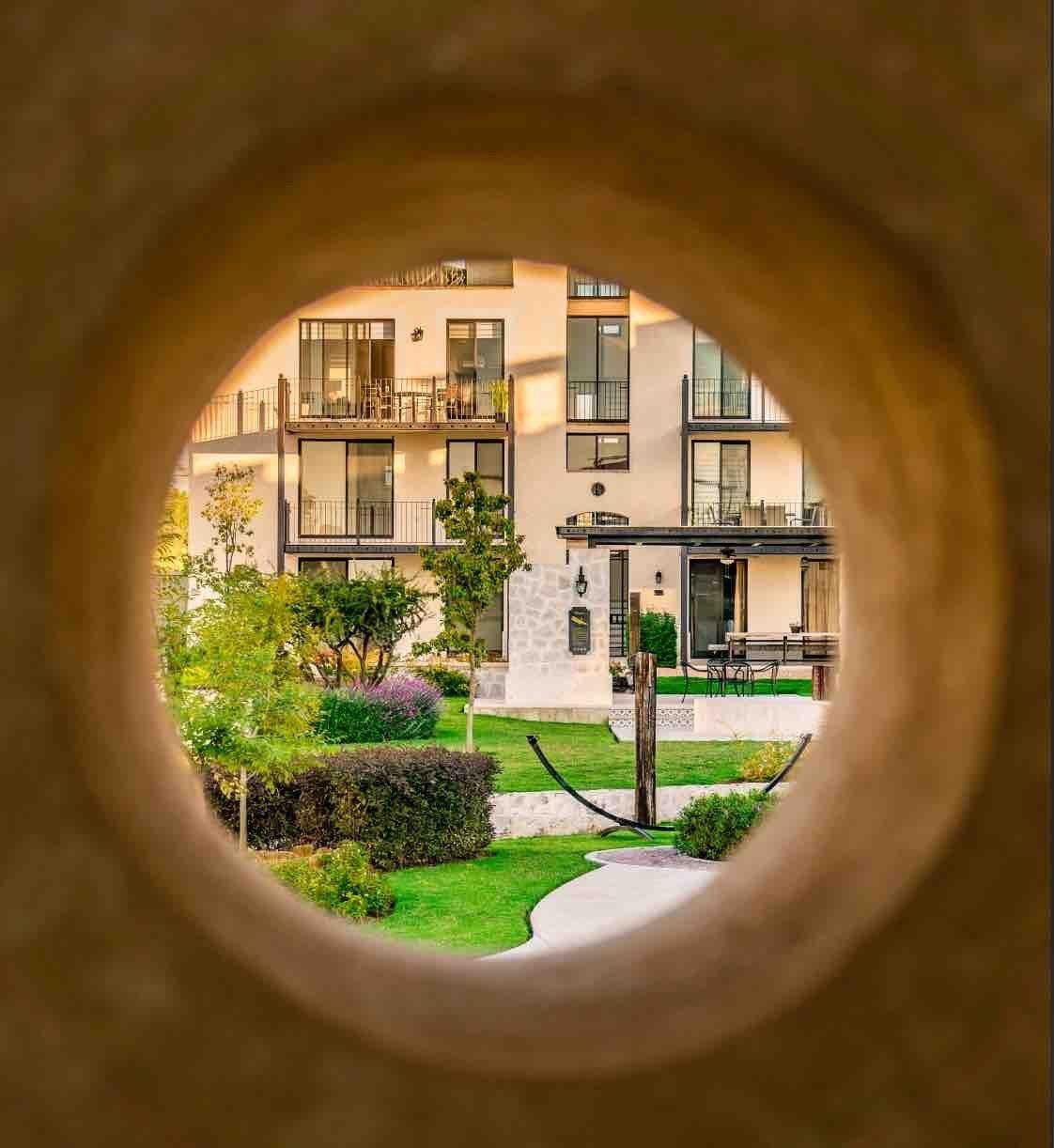 image-housing-carousel