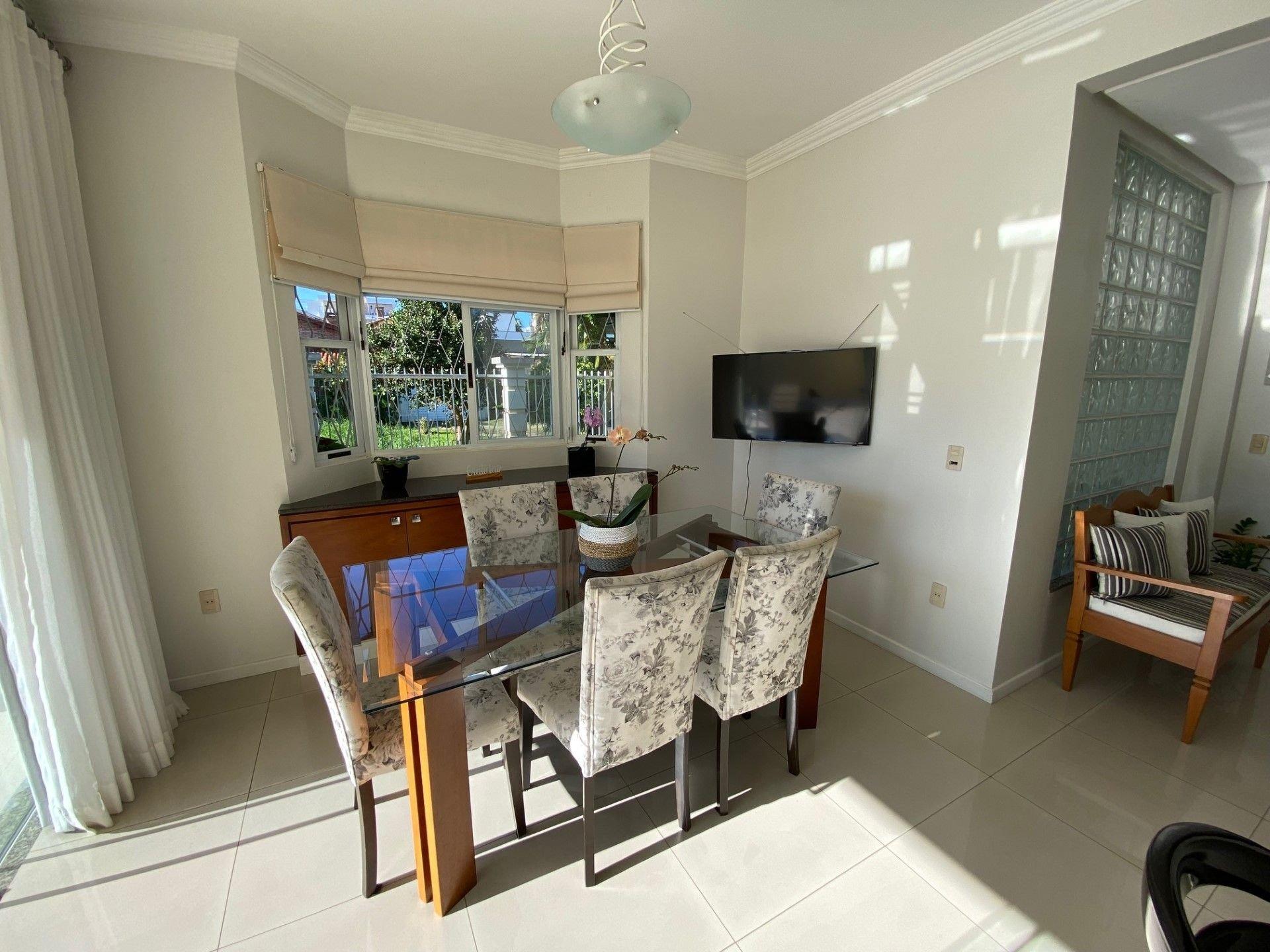 image-housing-carousel