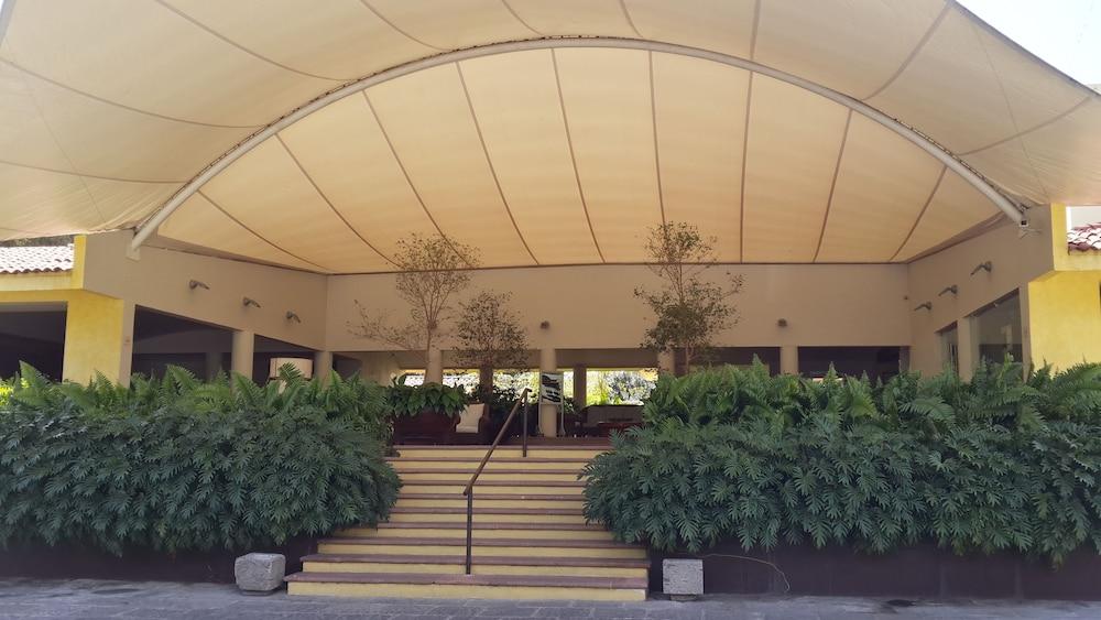 image-housing-carousel
