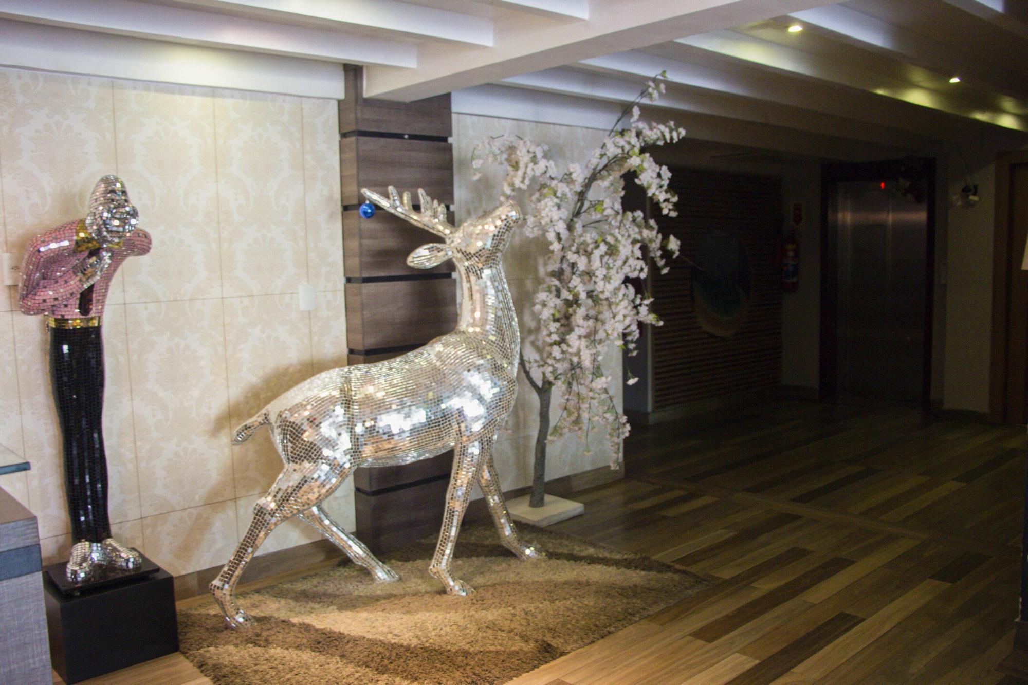 image-housing-carousel