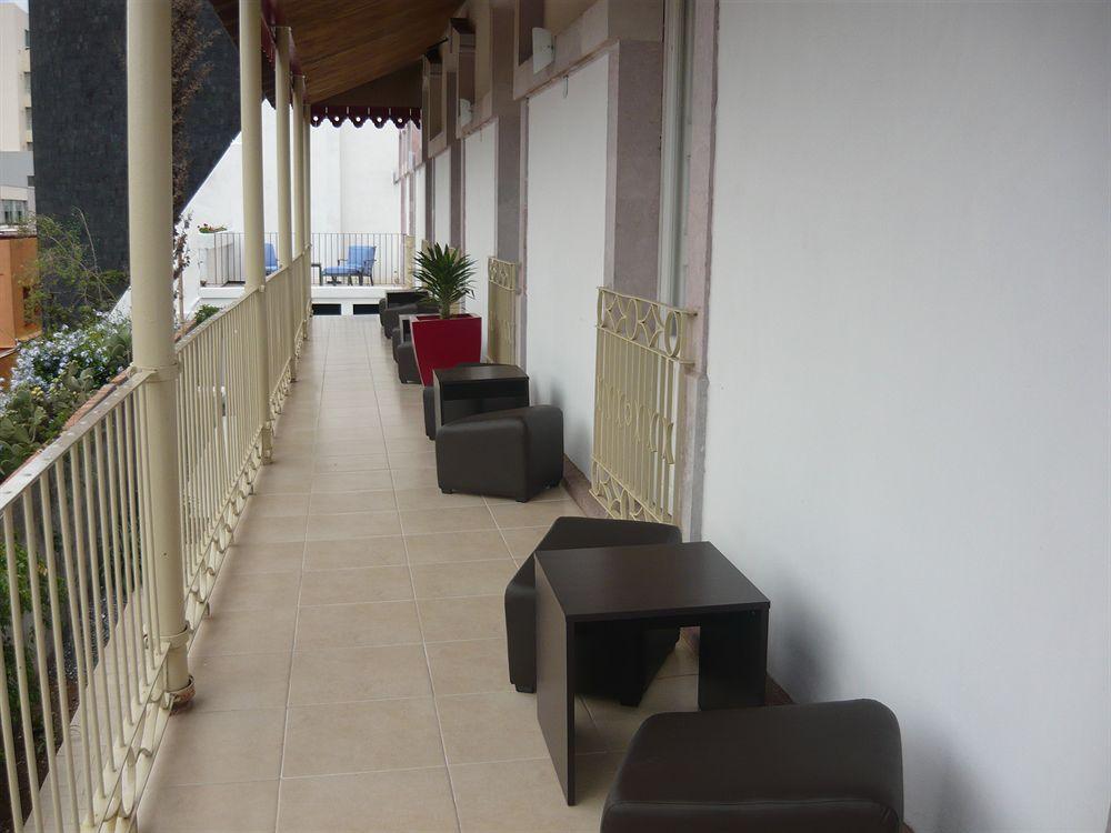 image-housing-carousel