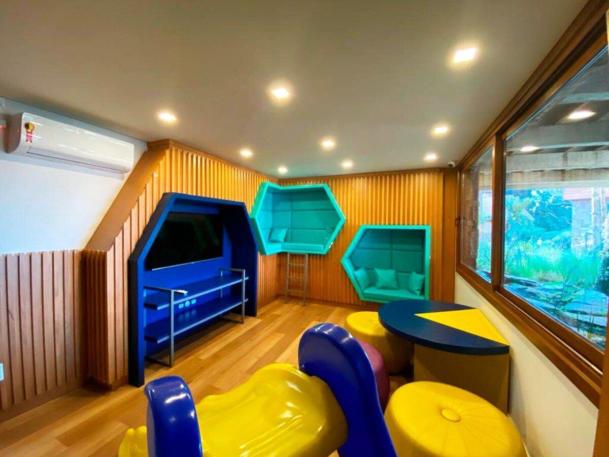 image-housing-carousel