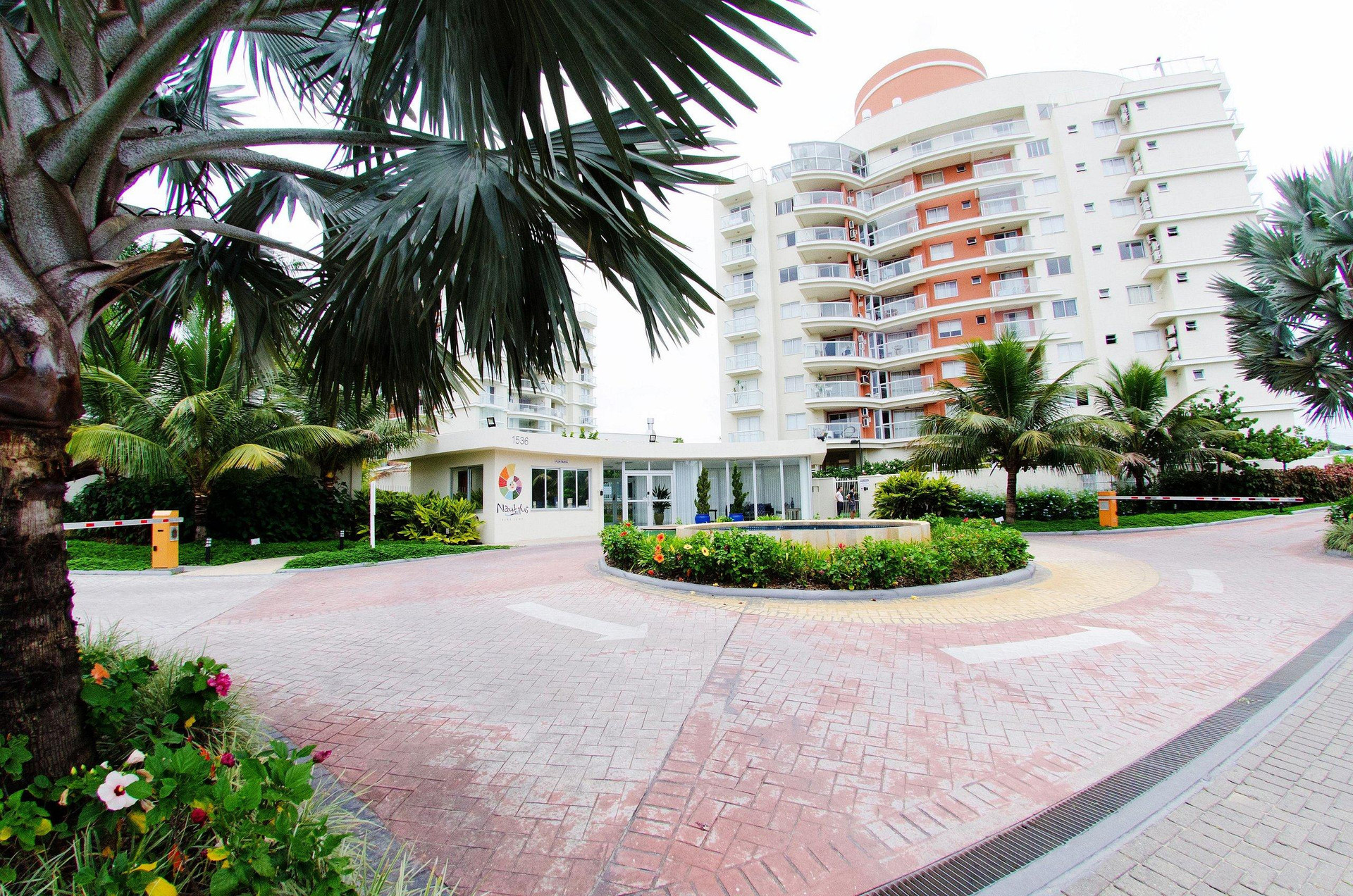 image-housing-carousel