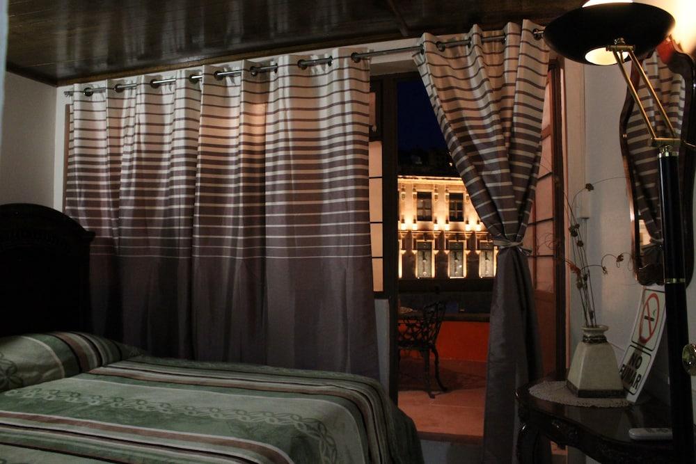 image-housing-carousel