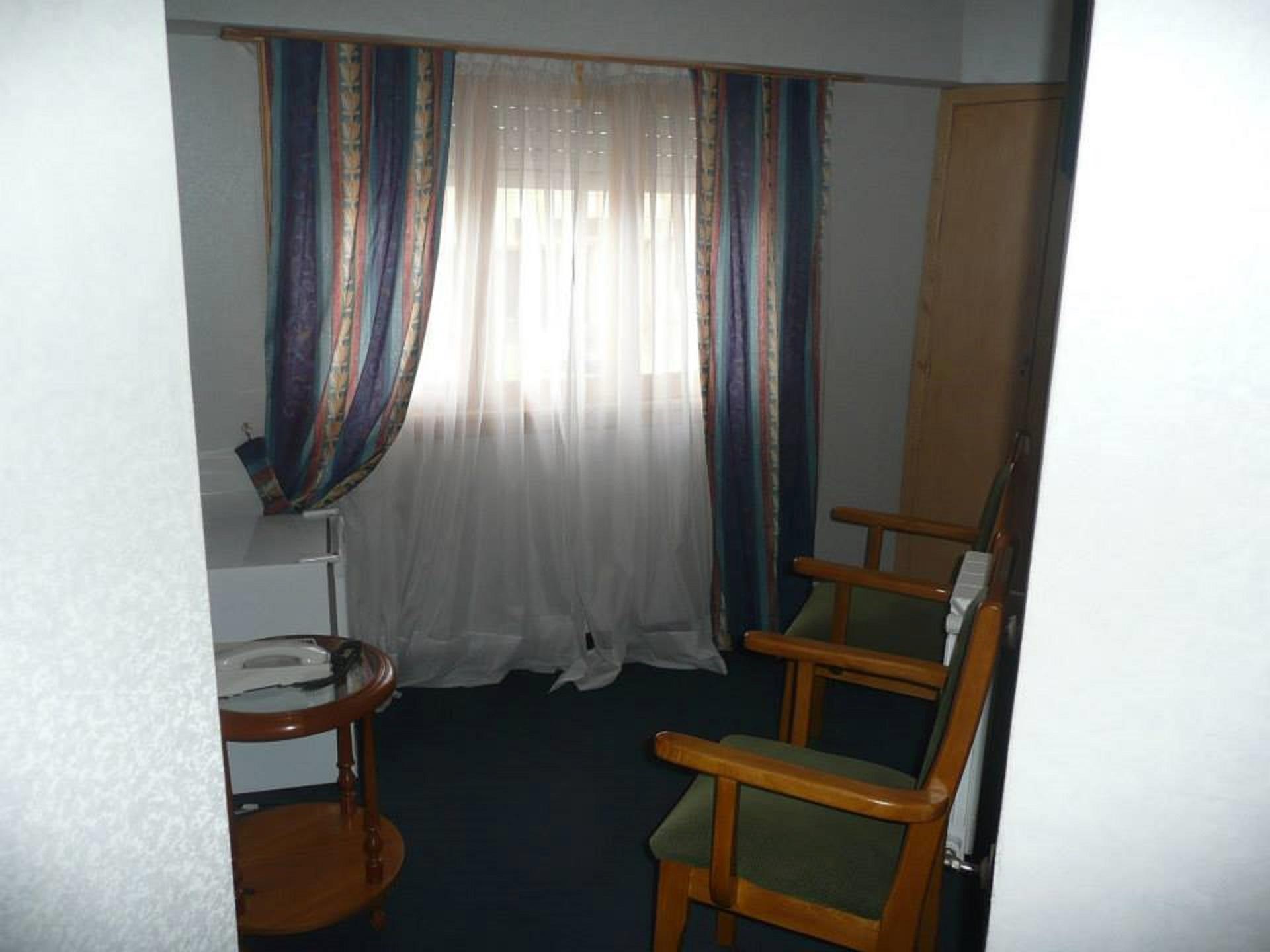 image-housing-carousel