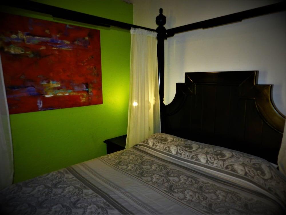 image-housing-carousel