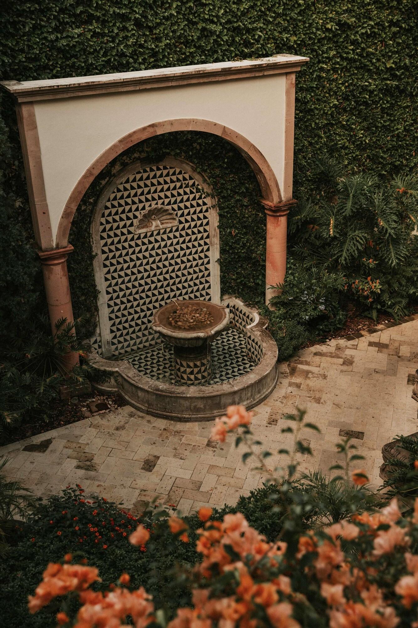 image-housing-carousel