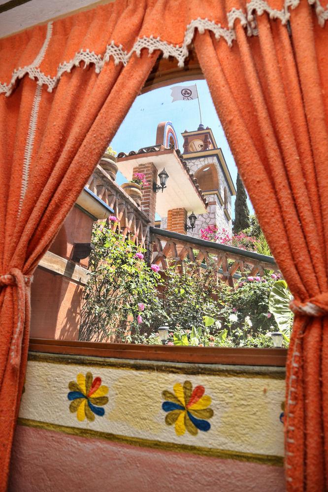 image-housing-carousel