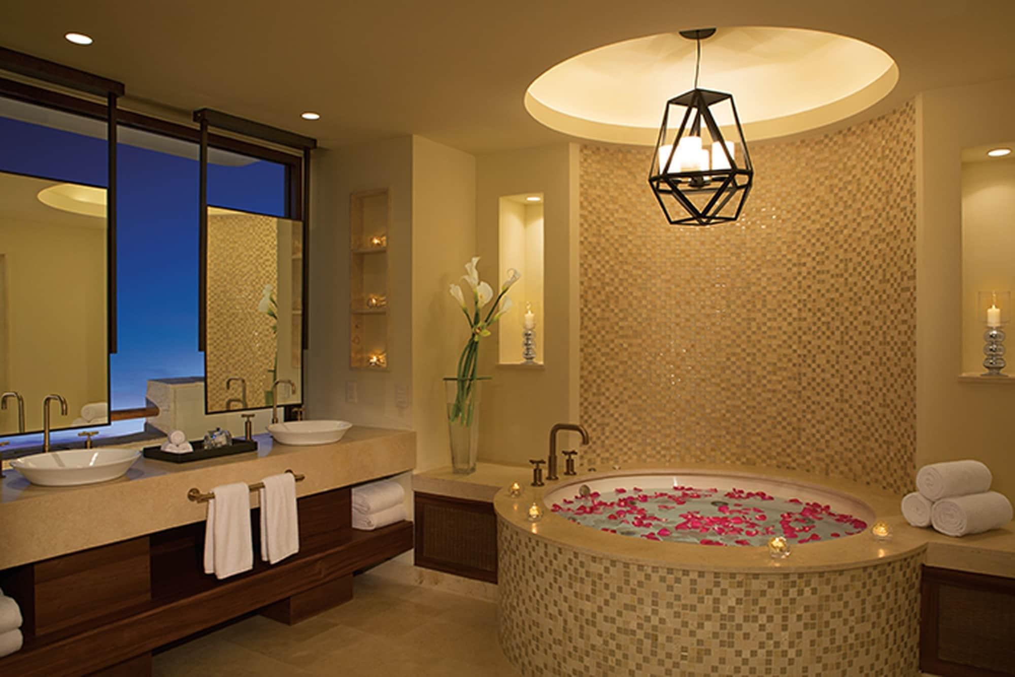 Romance Master Suite Swim Out King