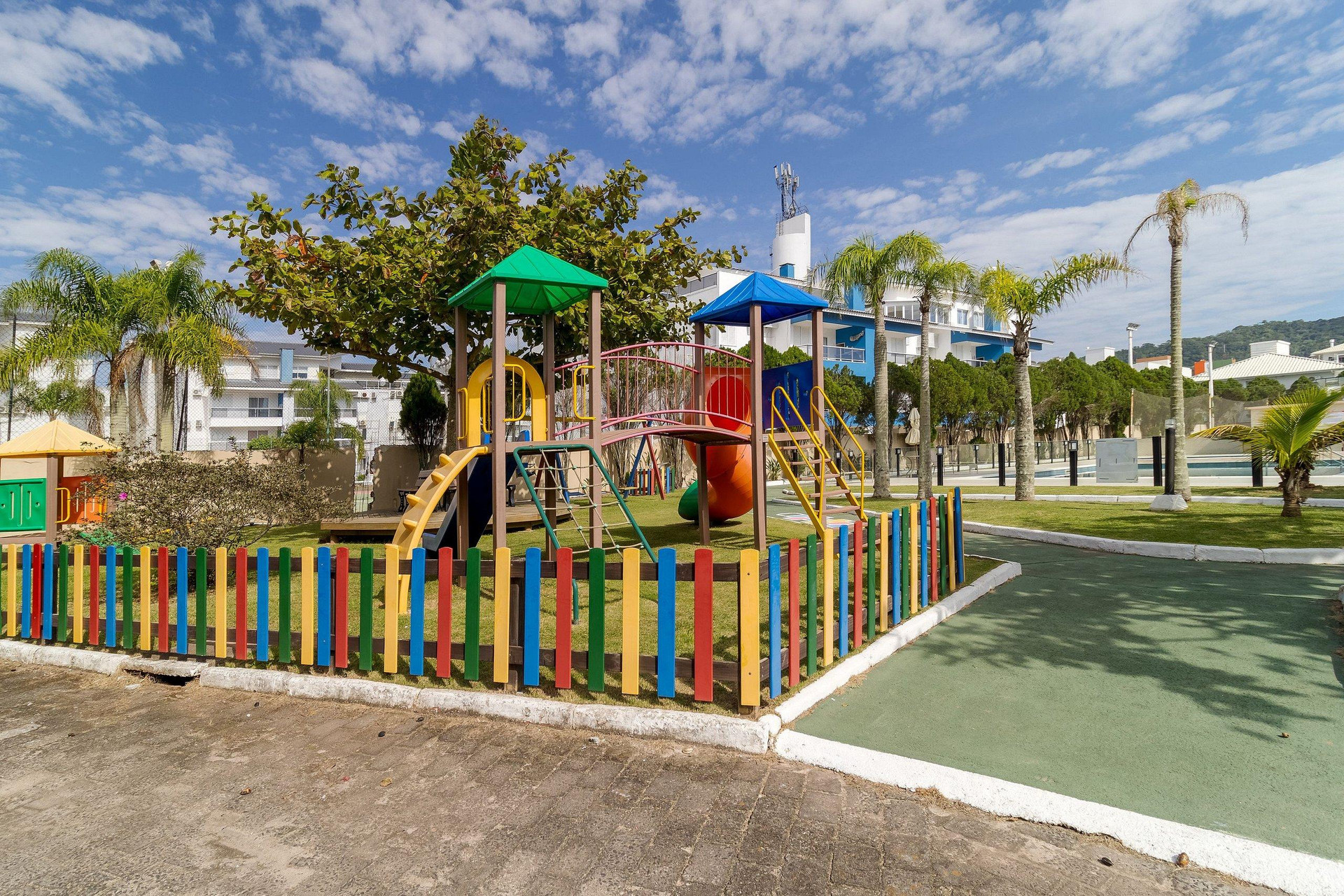 image-housing-carousel