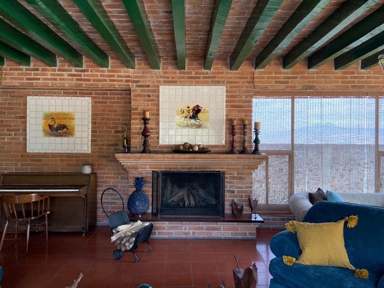 image-housing-carousel