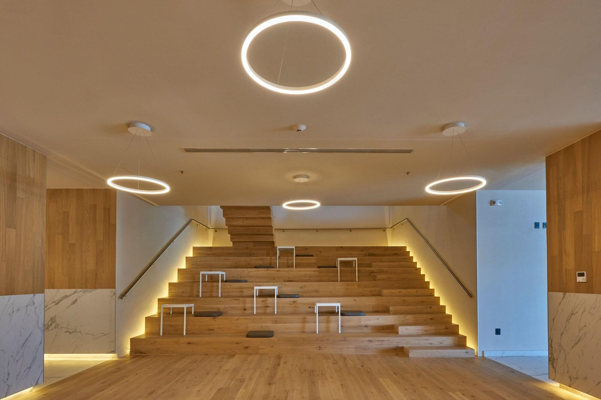 image-housing-carousel