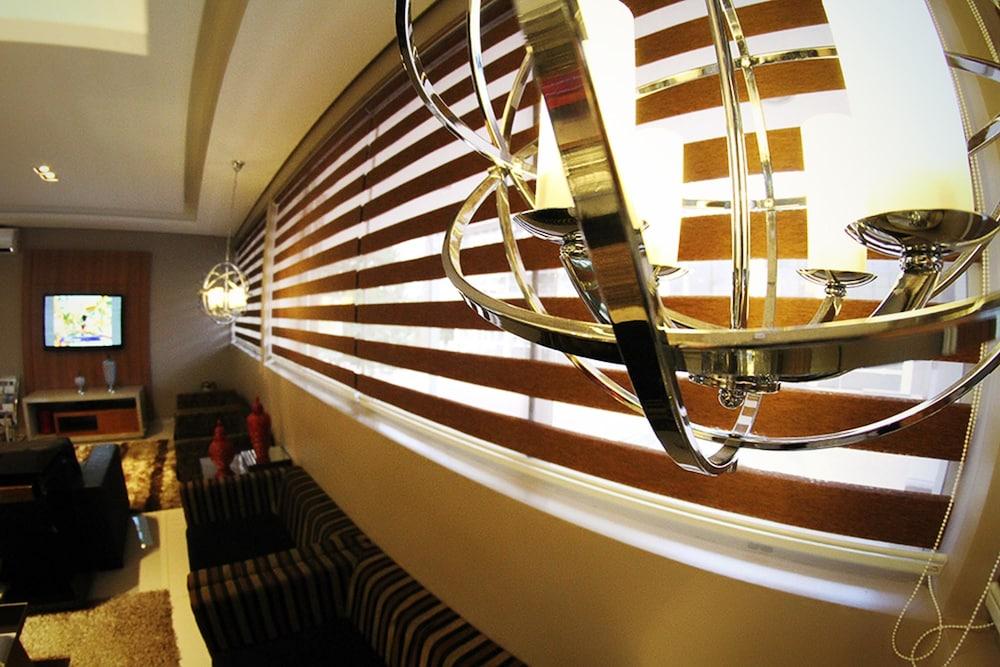 image-housing-carousel