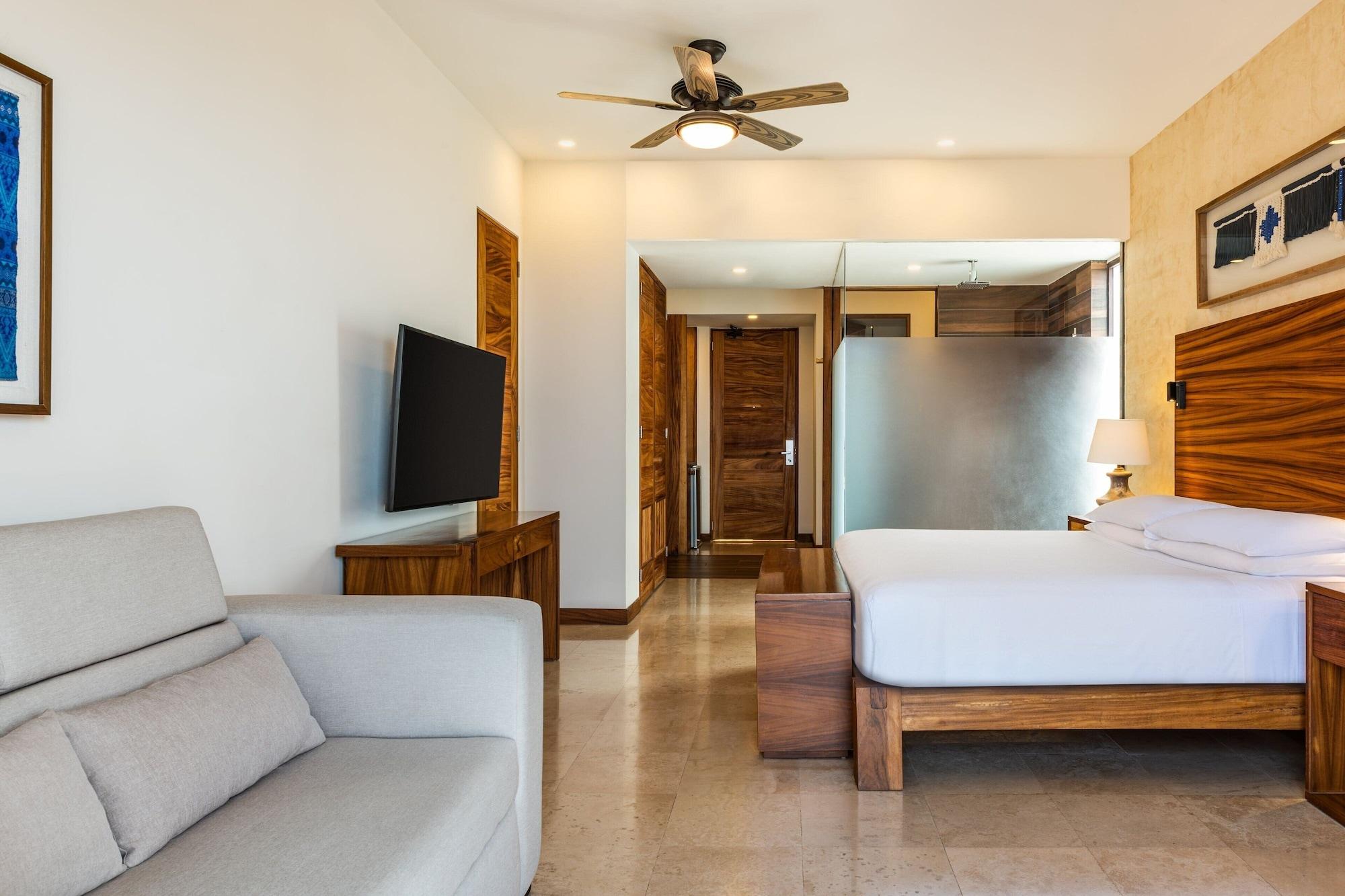 Habitación Deluxe, 1 cama King size con sofá cama, balcón, vista a la bahía (All-Inclusive)
