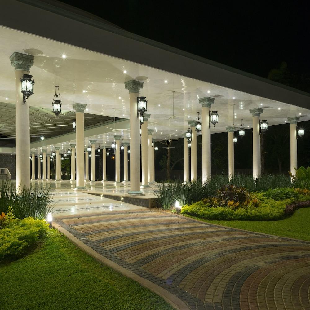 image-housing-carousel