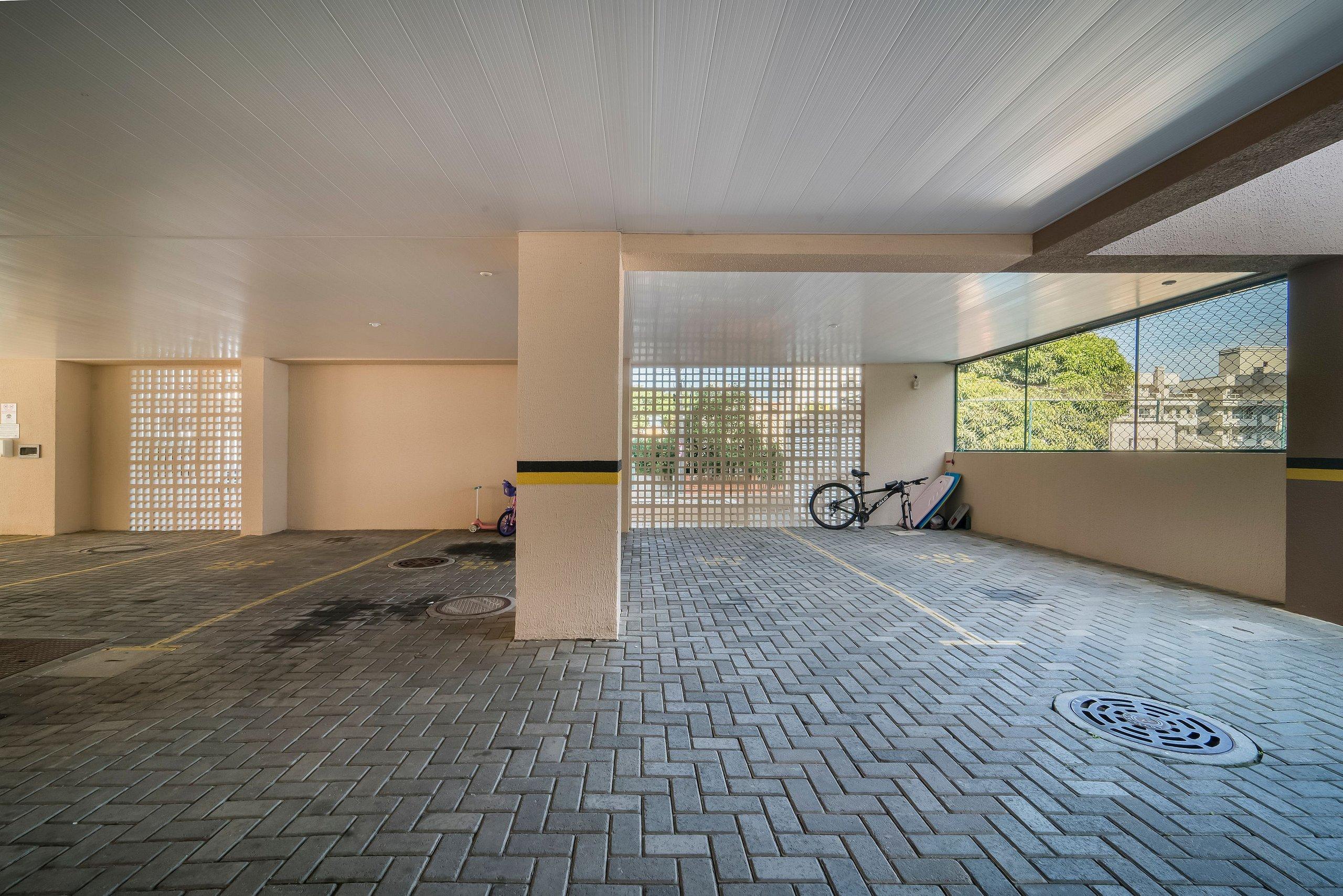image-housing-carousel