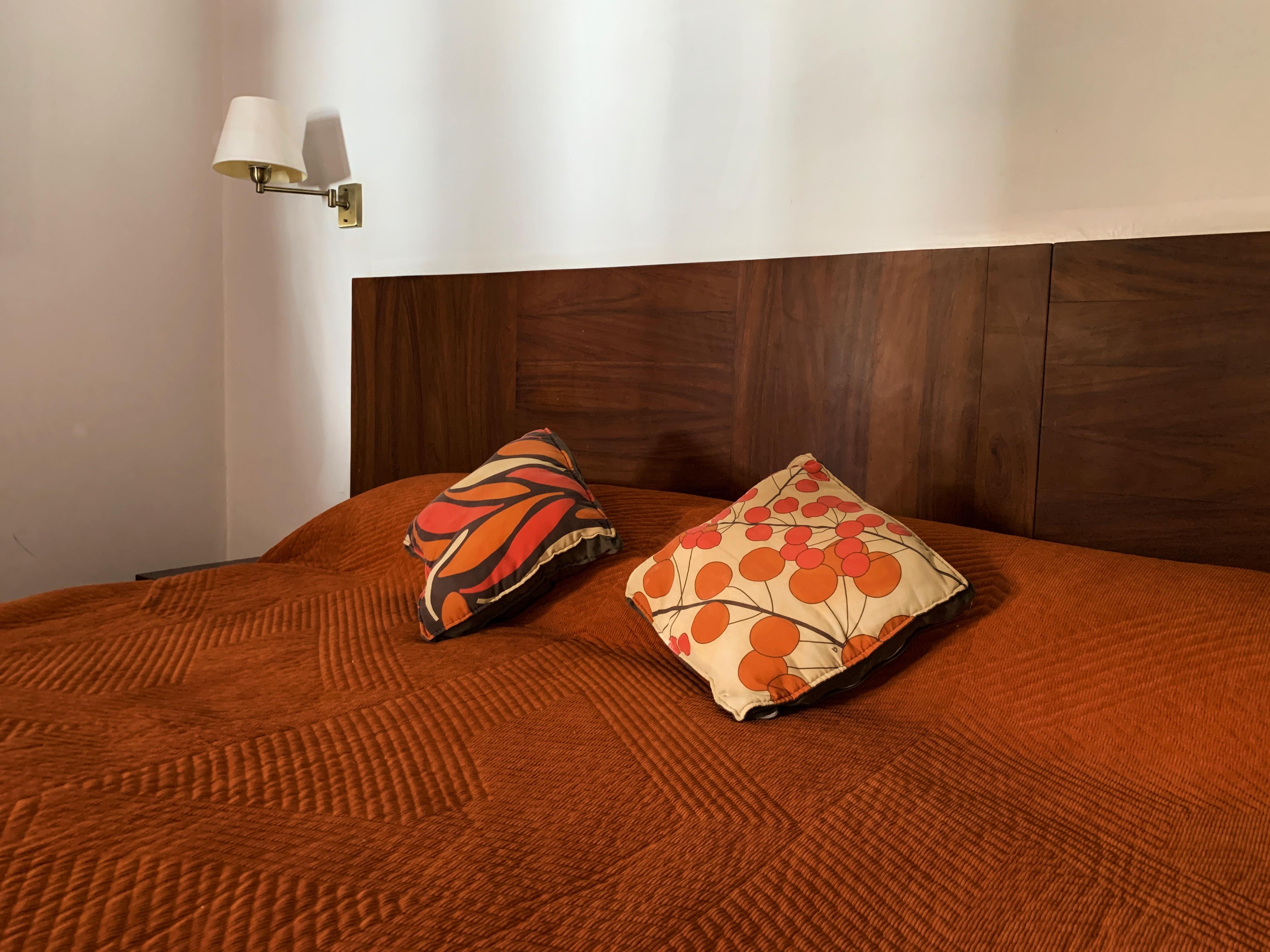 image-housing-carousel