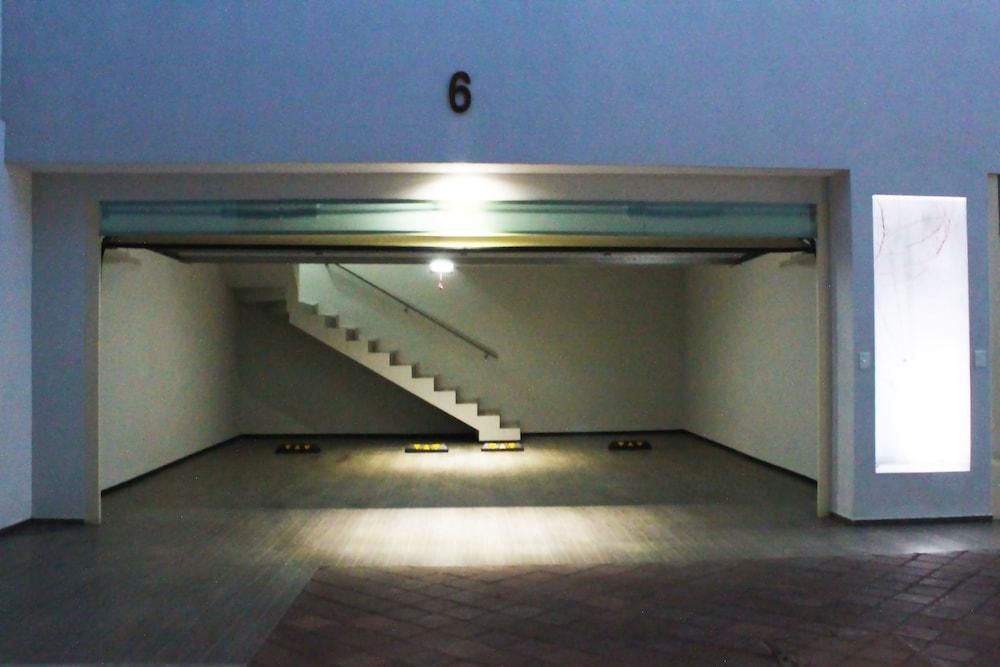 image-housing-carousel