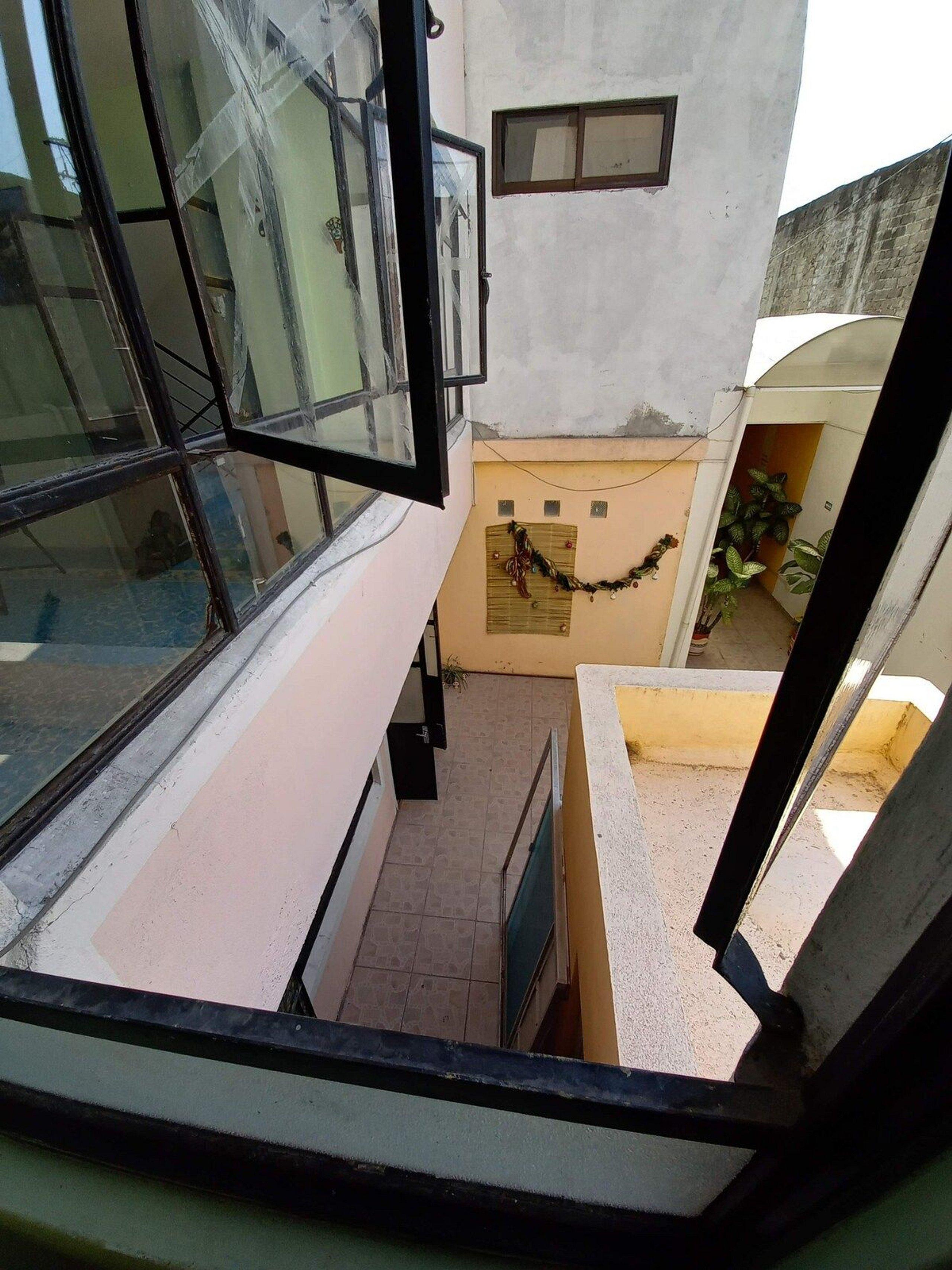 image-housing-carousel