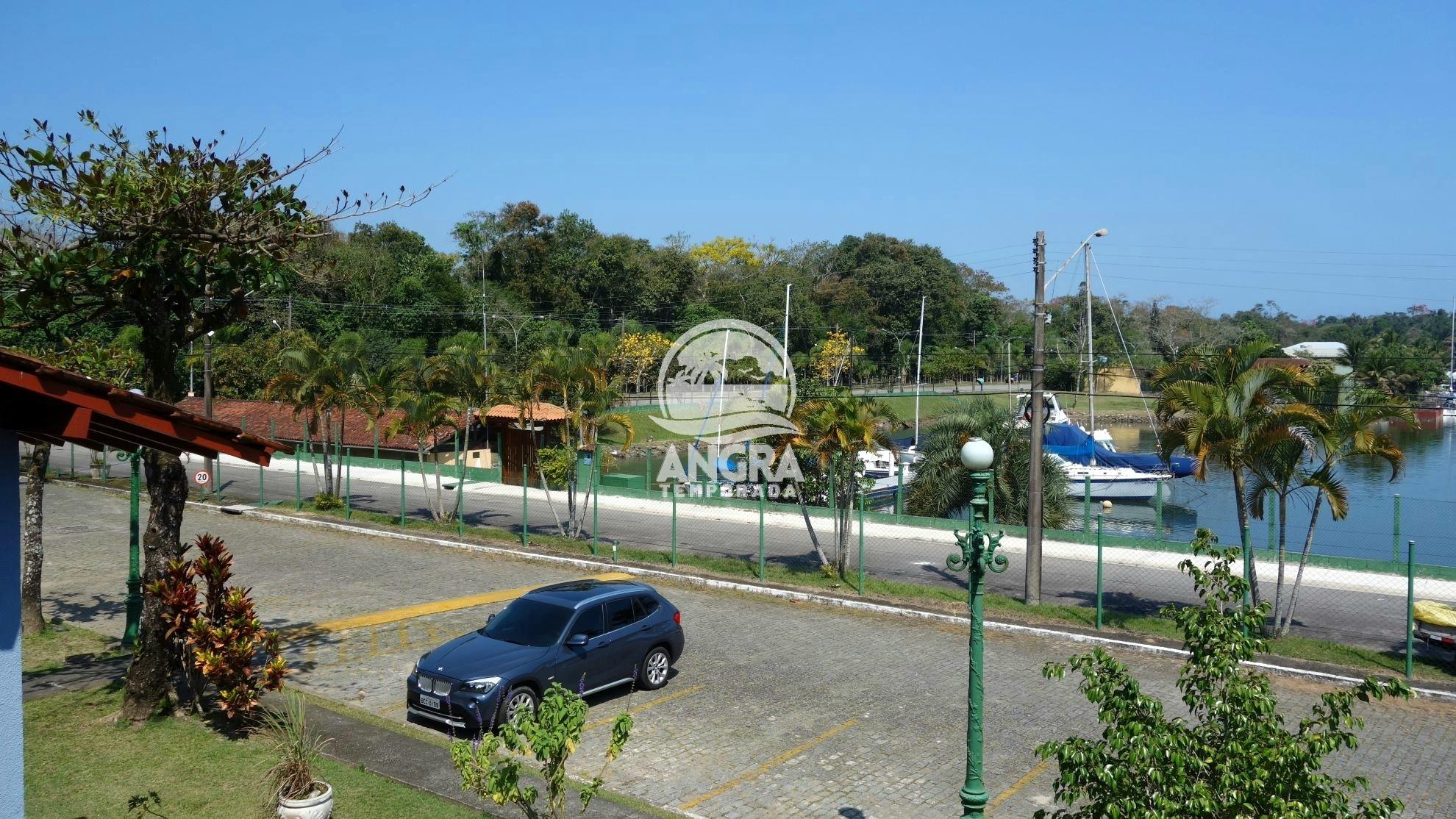 image-housing-carousel