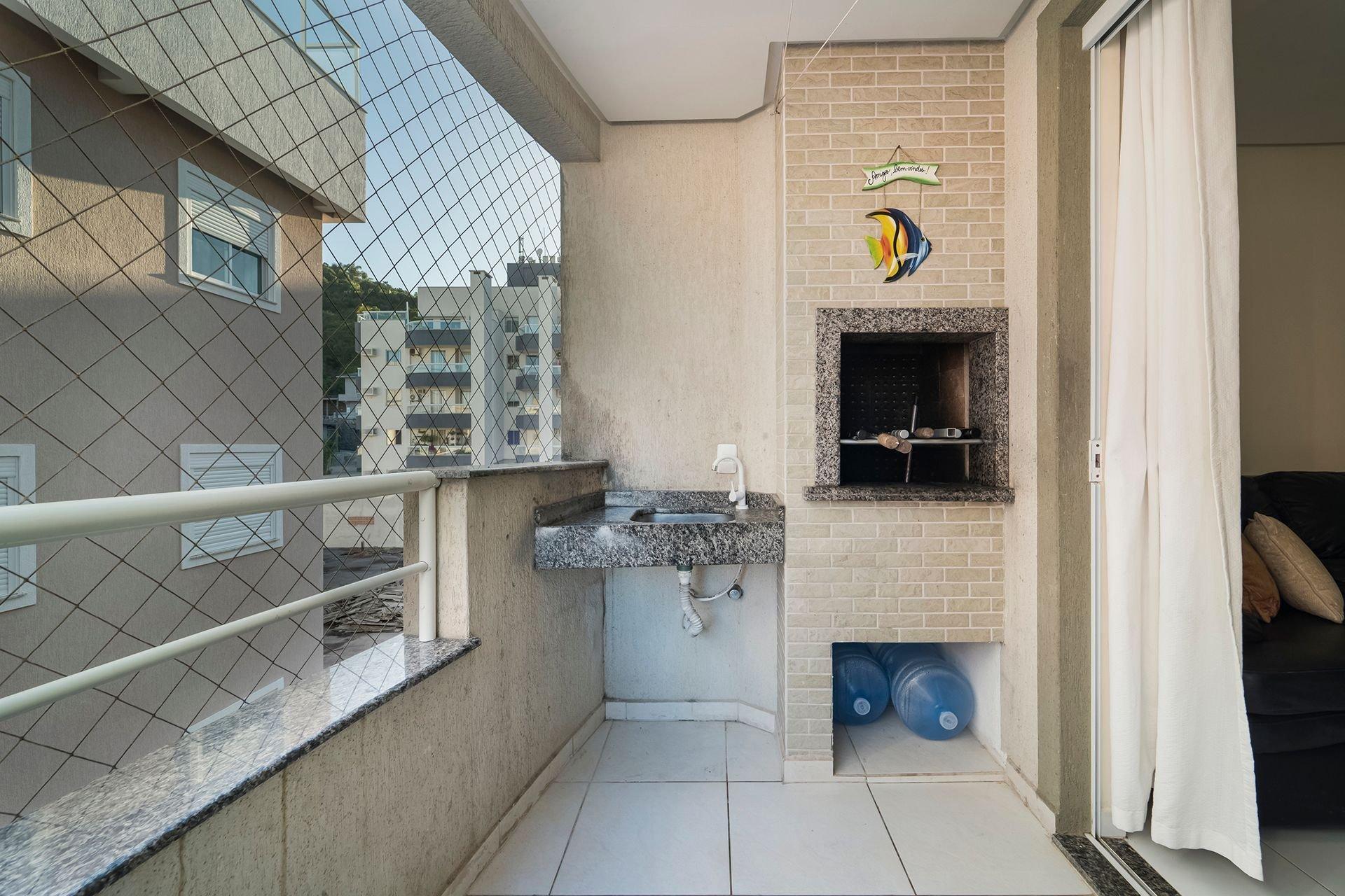 image-housing-carousel