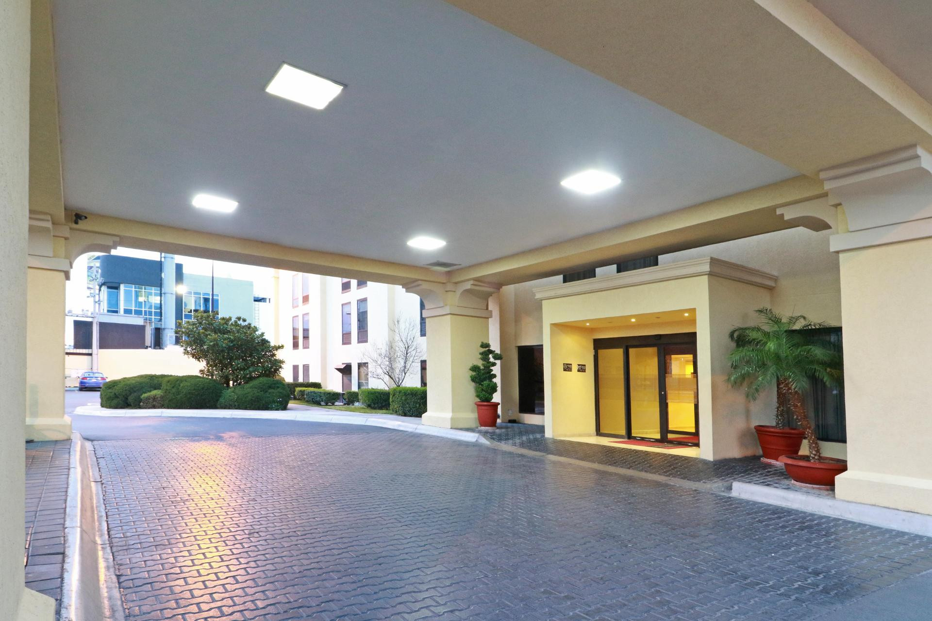 image-housing-carousel